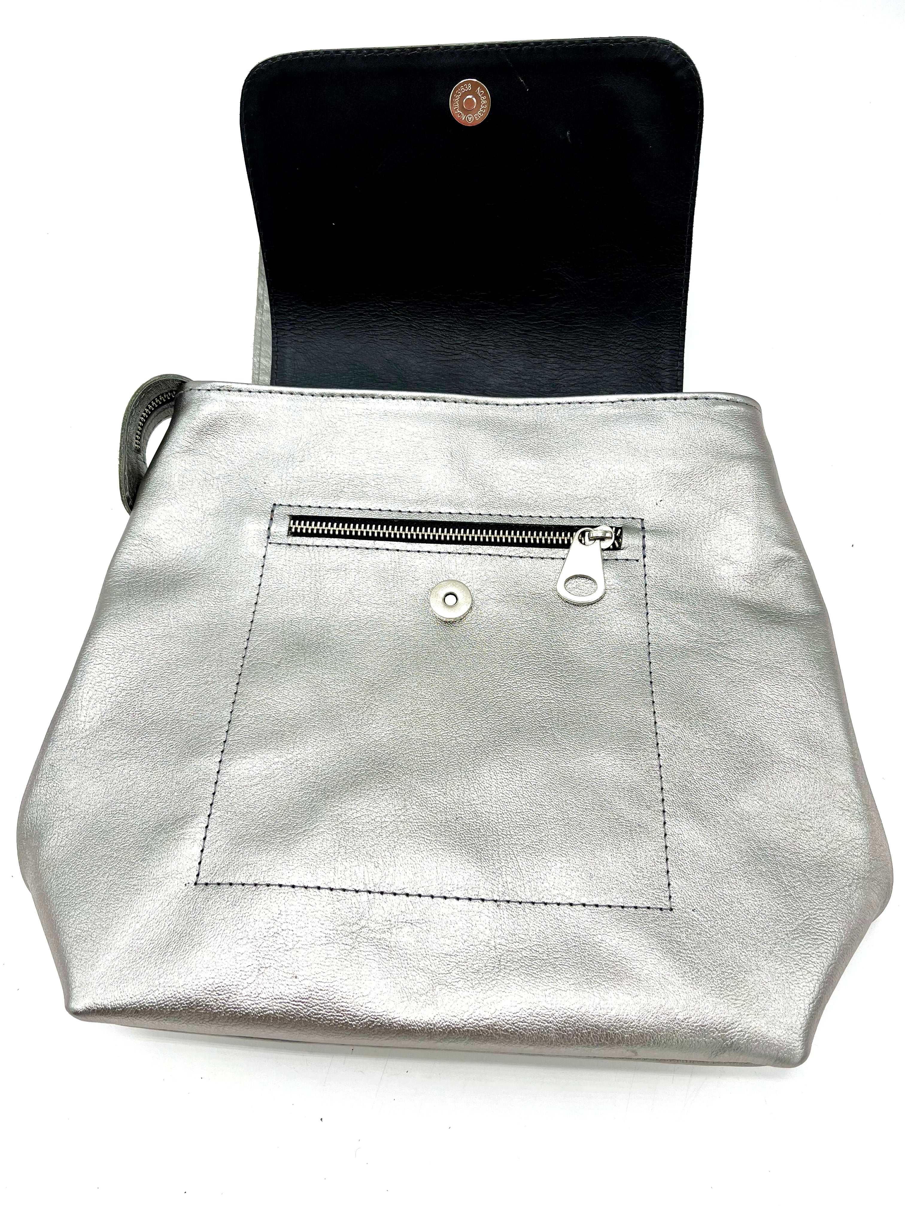 Mochila cuero color plata