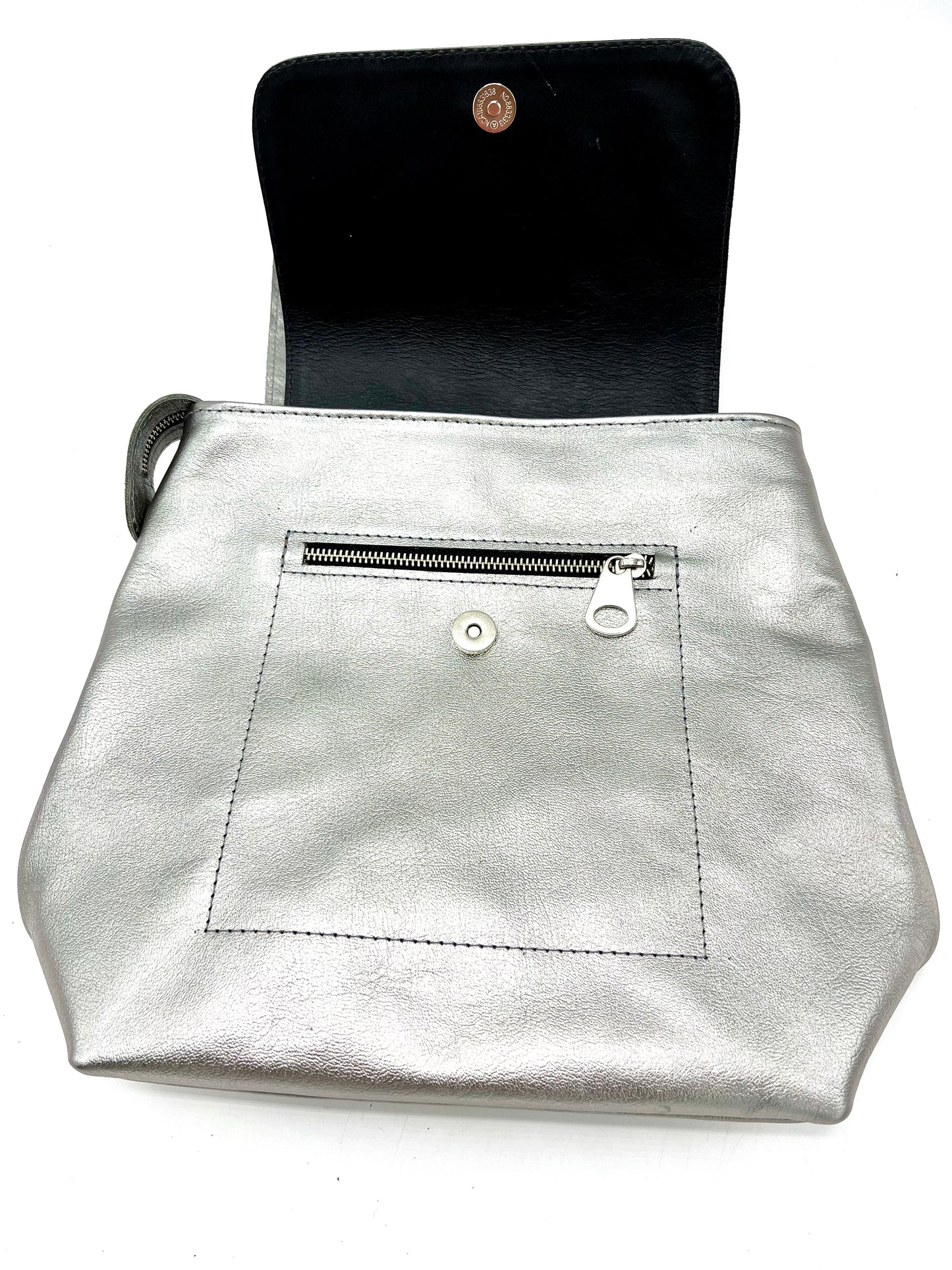 Mochila cuero color plata