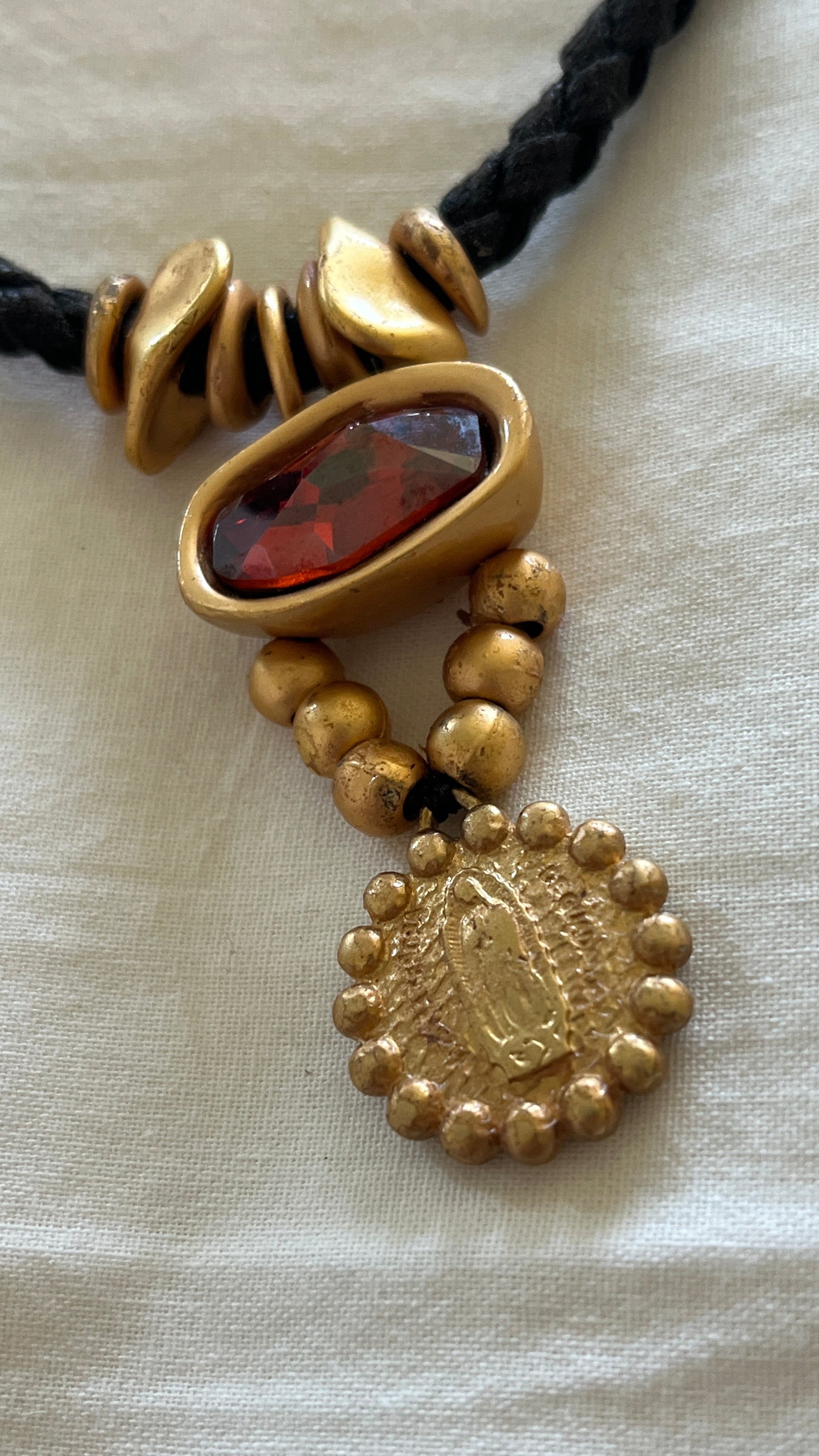 Collar virgen y cristal