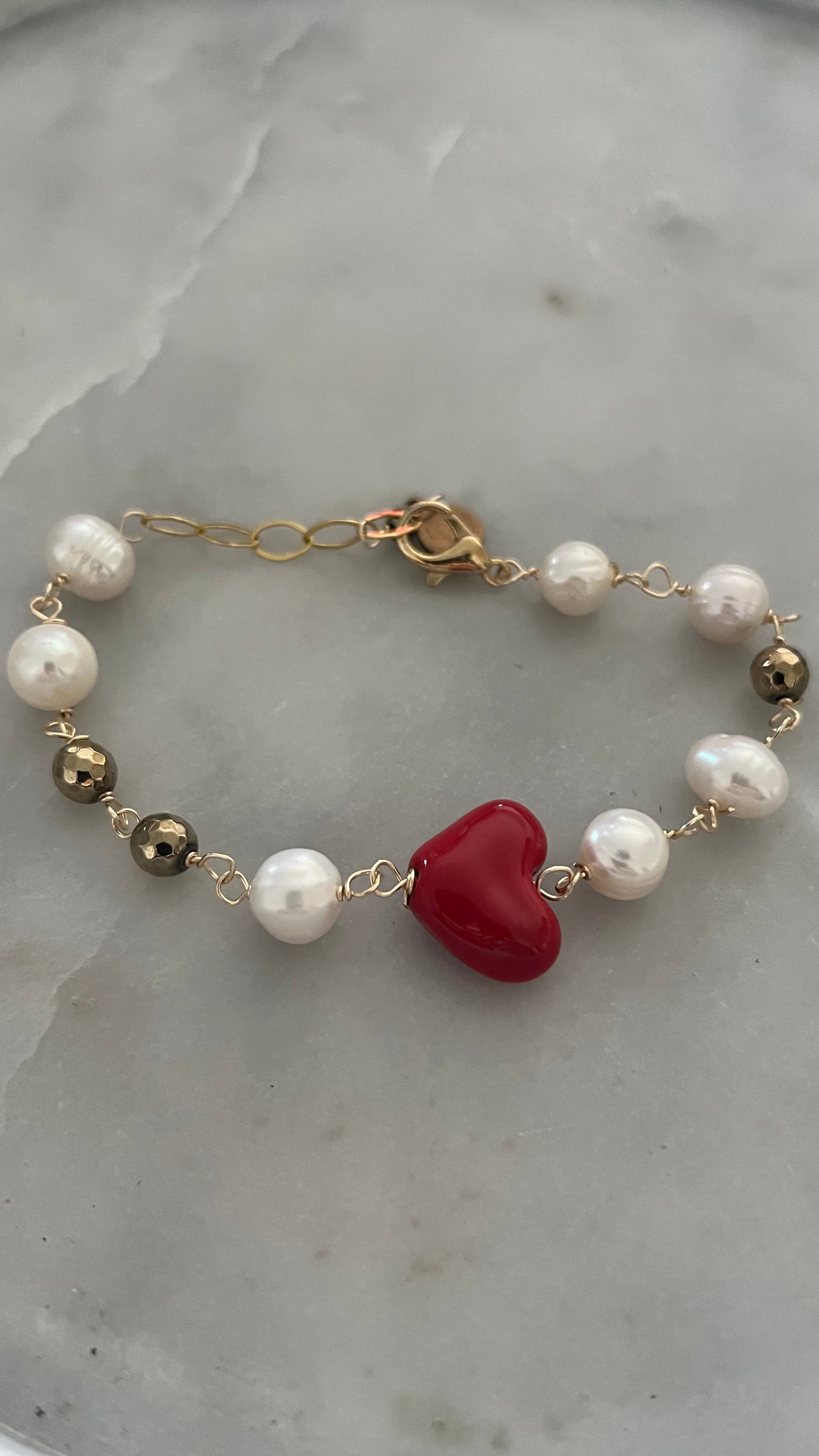 Pulsera de Perlas entorchadas, piritas y corazón