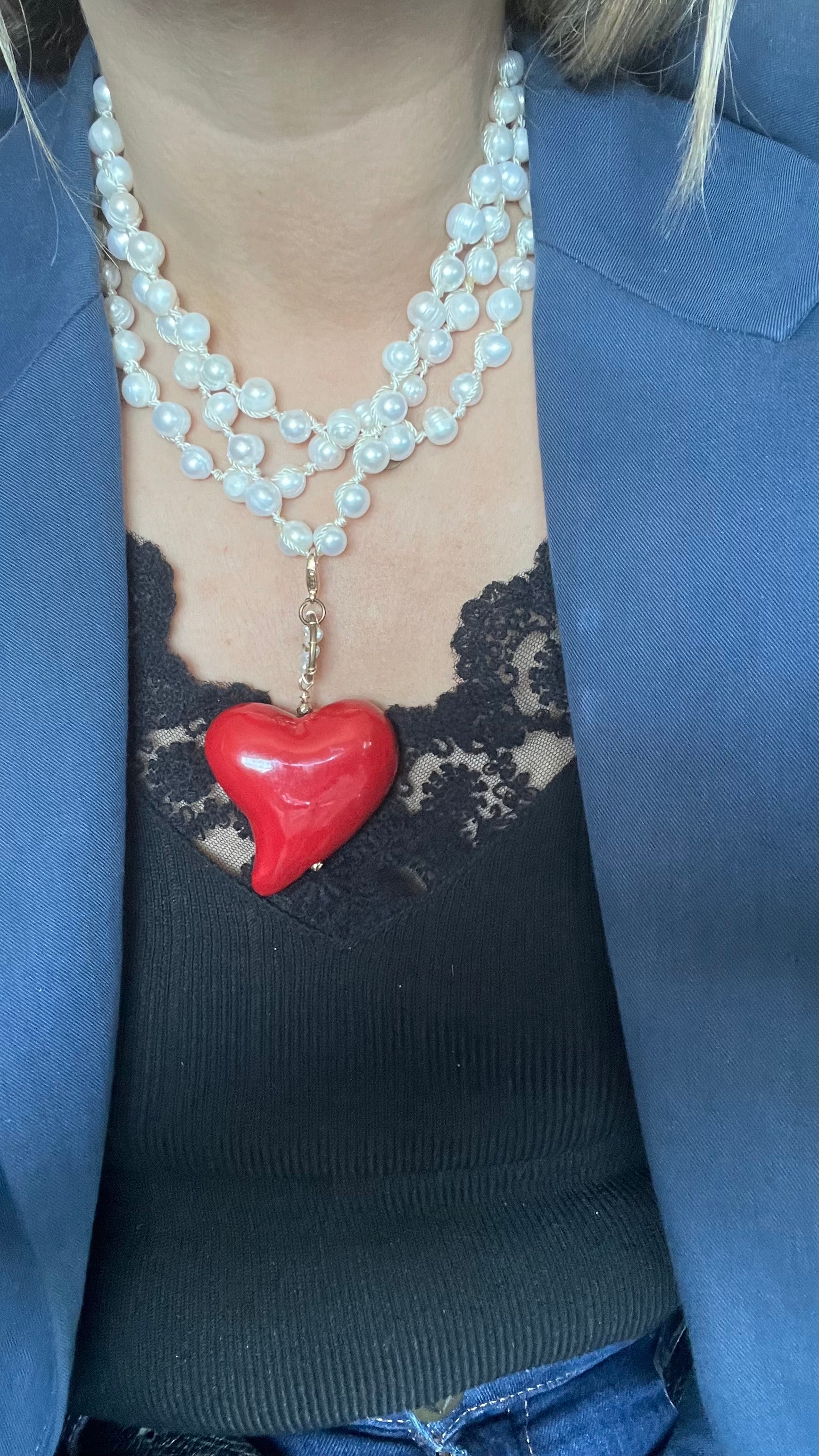 Collar largo de perlas con corazón curvo y atrapa sueños