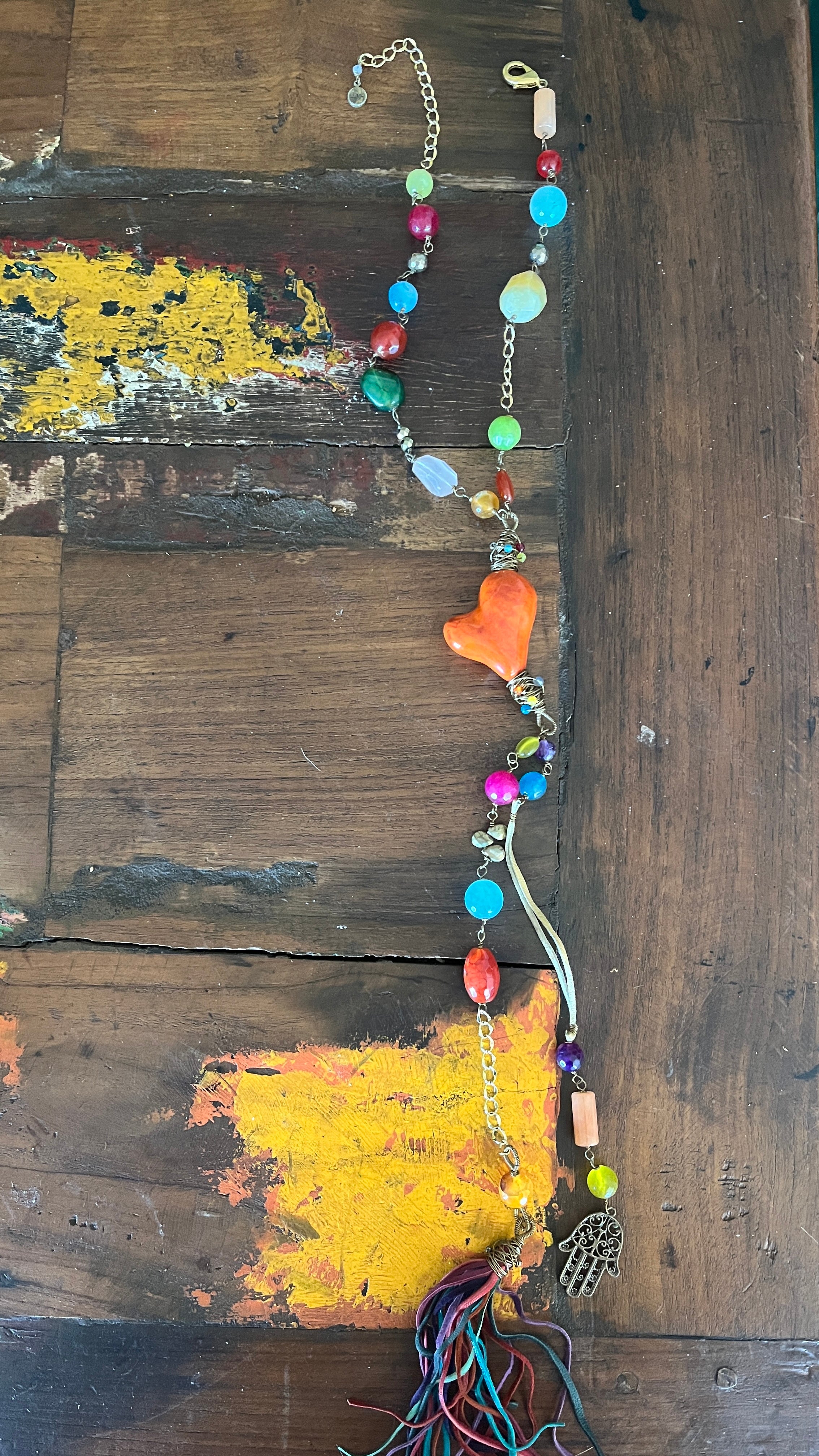 Collar piedras y corazón naranjo