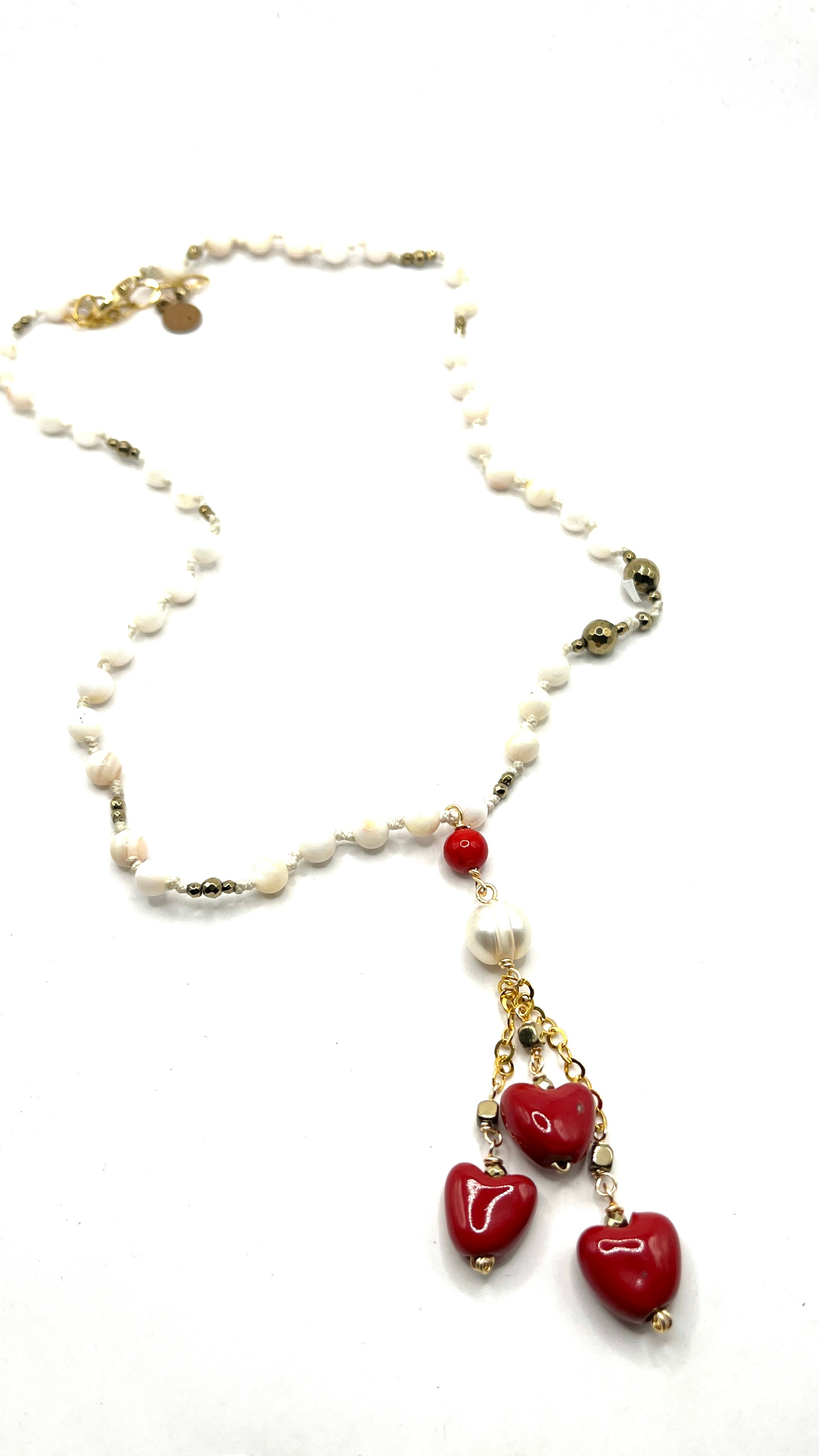 Collar piedras anudadas y trío corazones