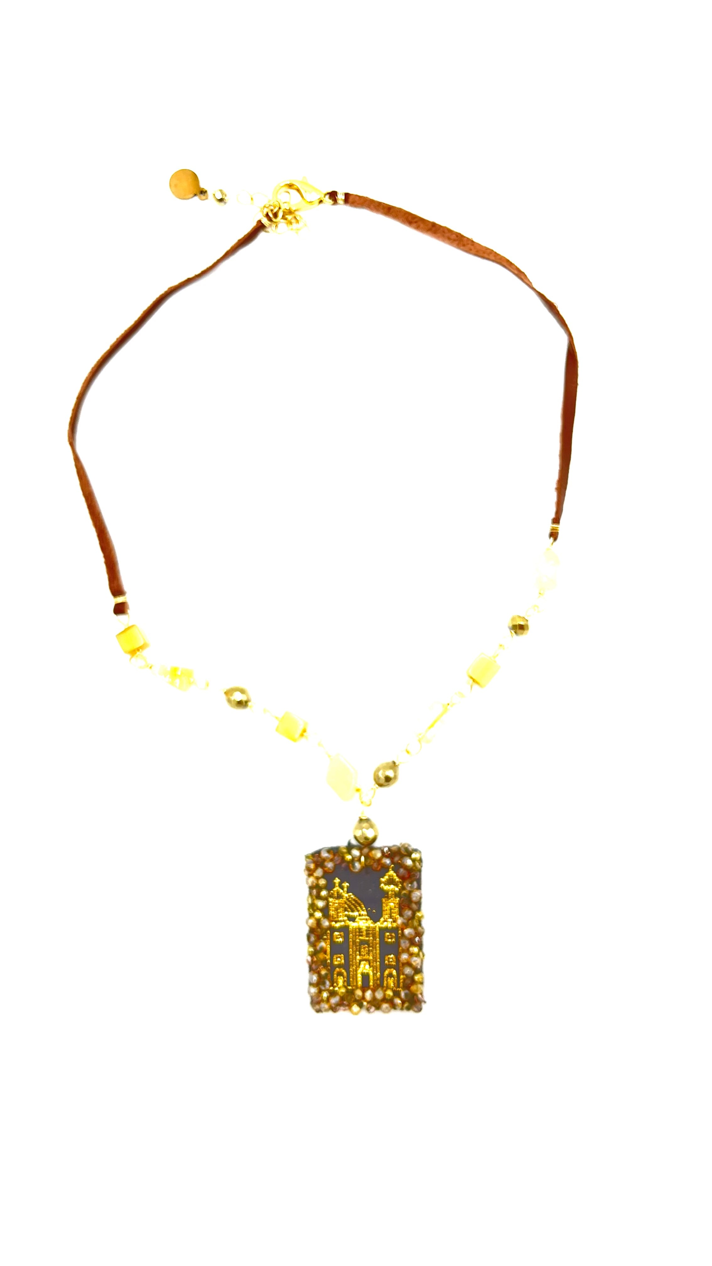 Collar bordado en piedras