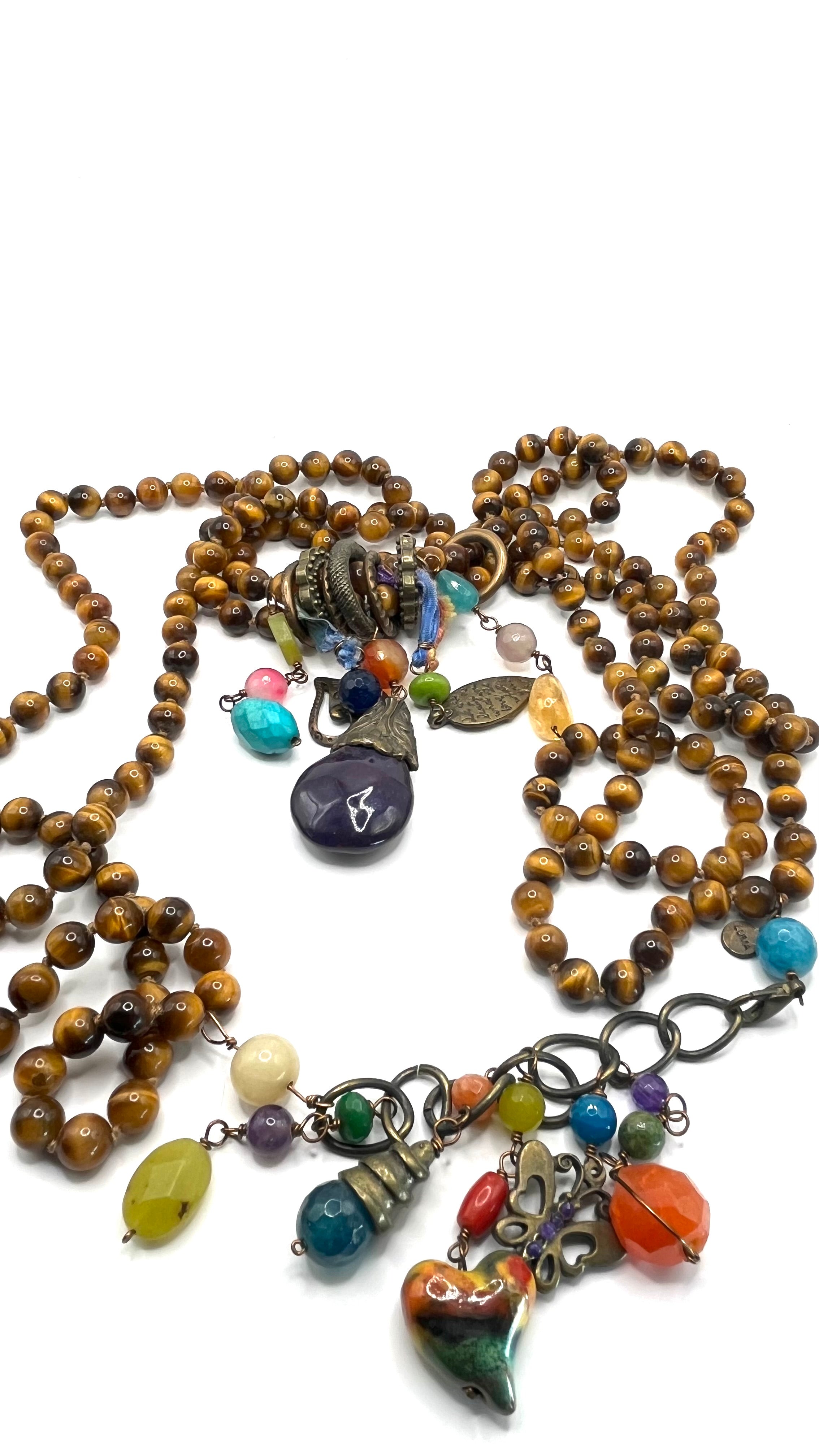 Collar ojo de tigre y dijes