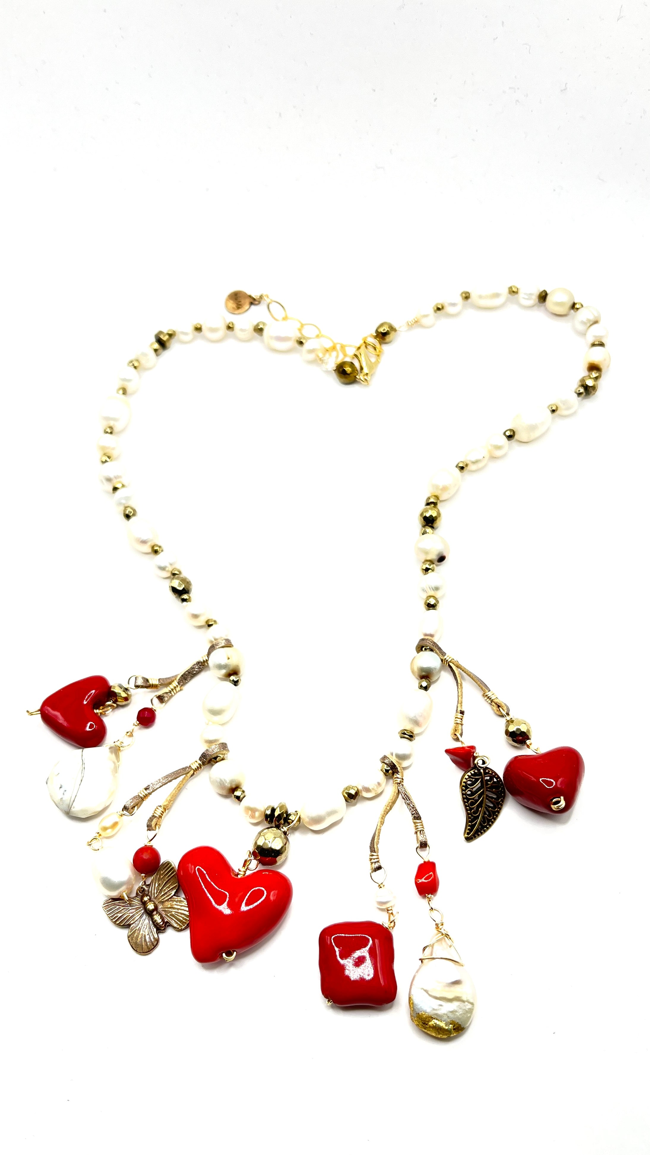 Collar de perlas y corazón