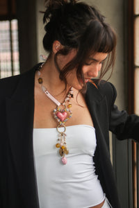Collar de cuero, piedras y dijes