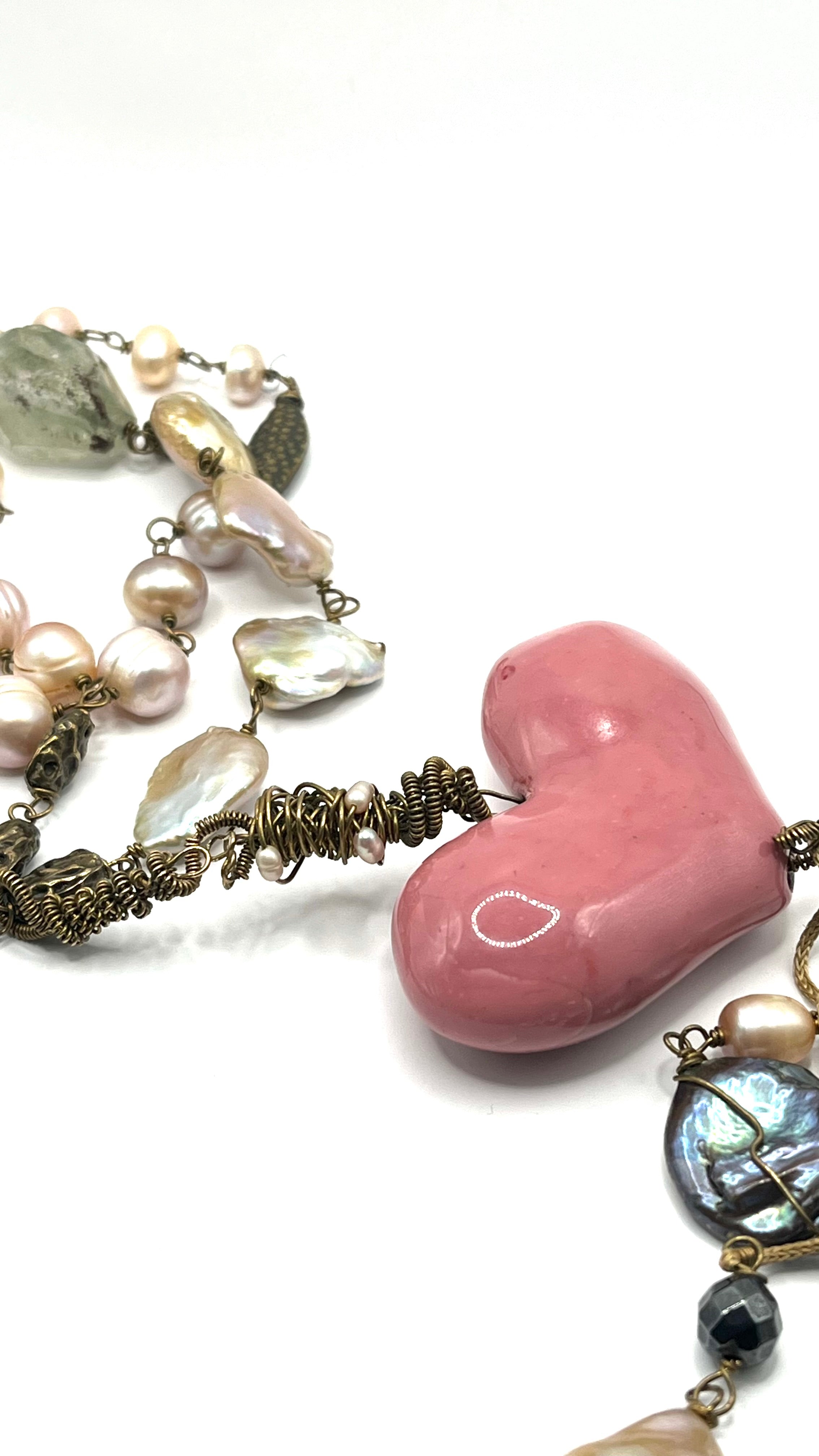 Collar de perlas y corazón rosado