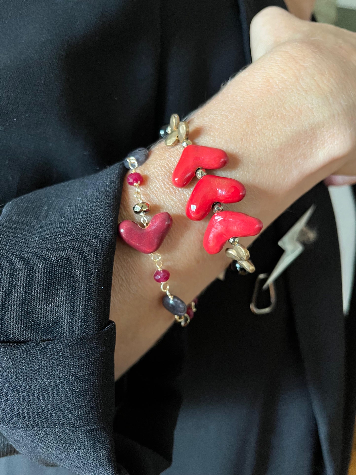 PULSERA DE ÓNIX NEGRO Y CORAZONES
