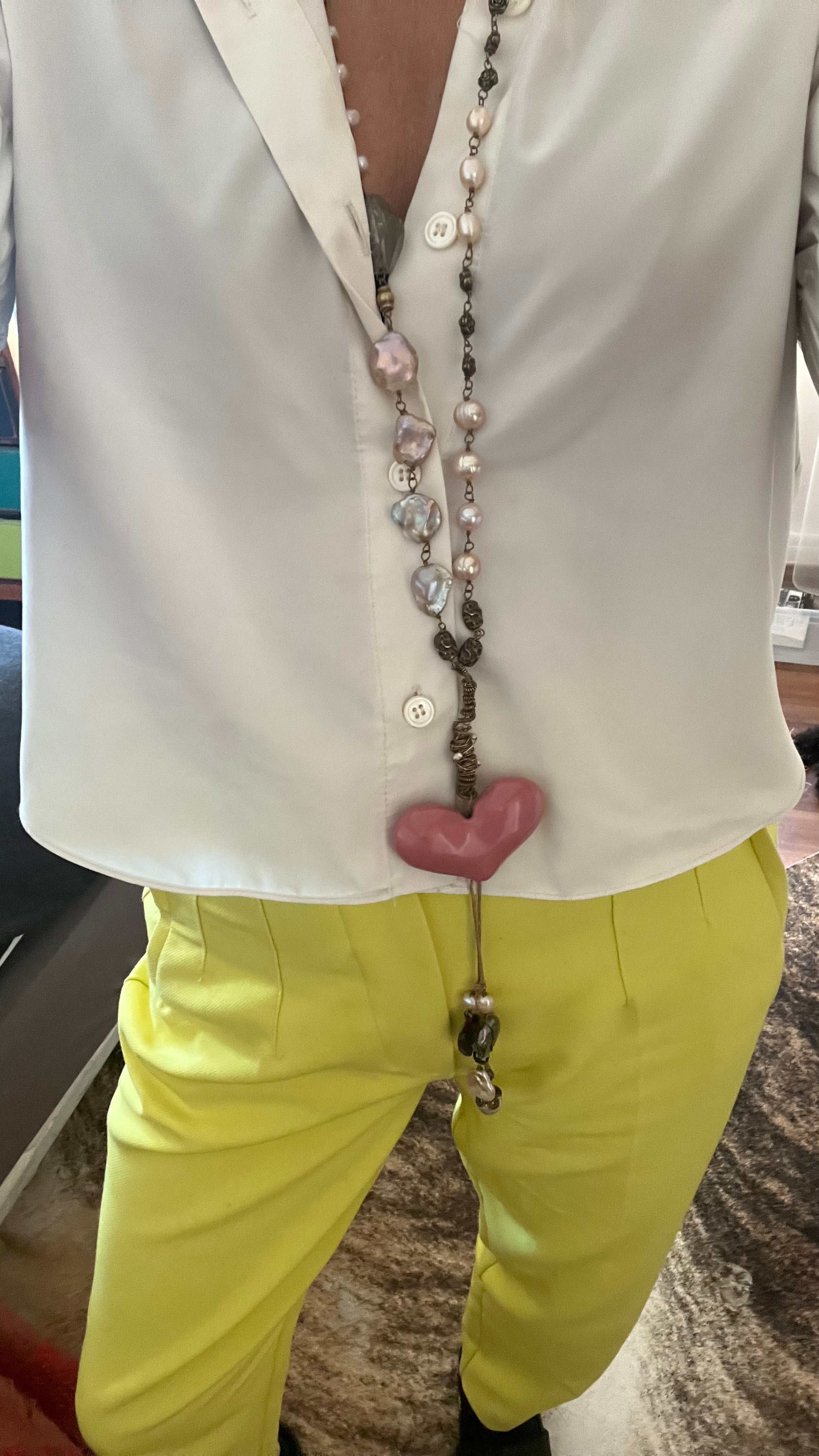 Collar de perlas y corazón rosado