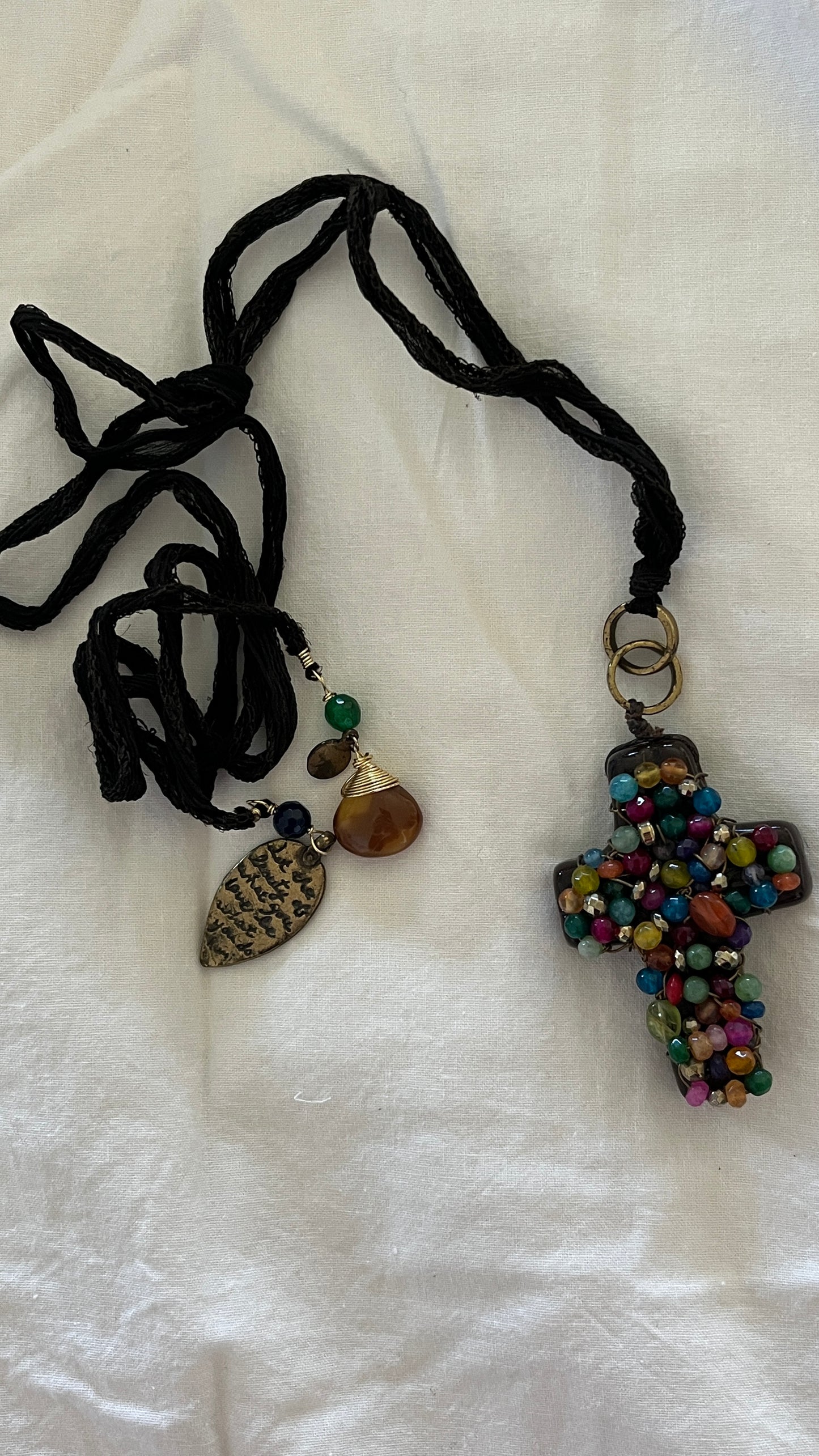 COLLAR SEDA Y CRUZ