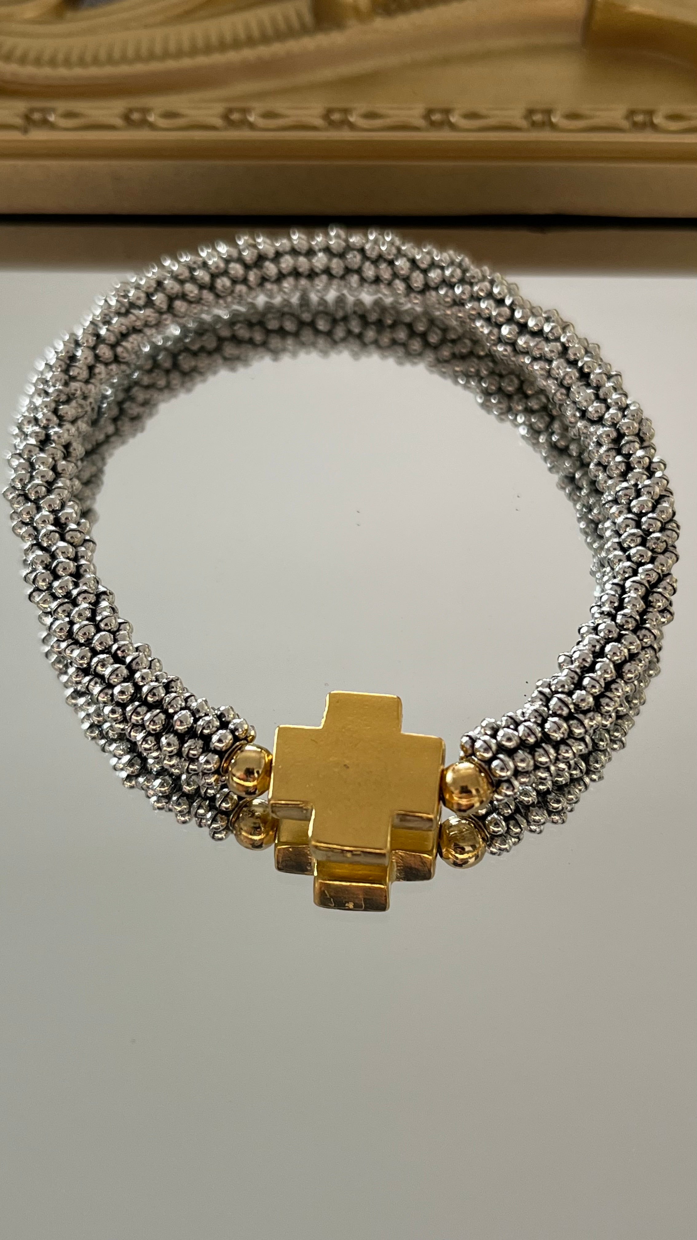 Pulsera elasticada de peltre y cruz