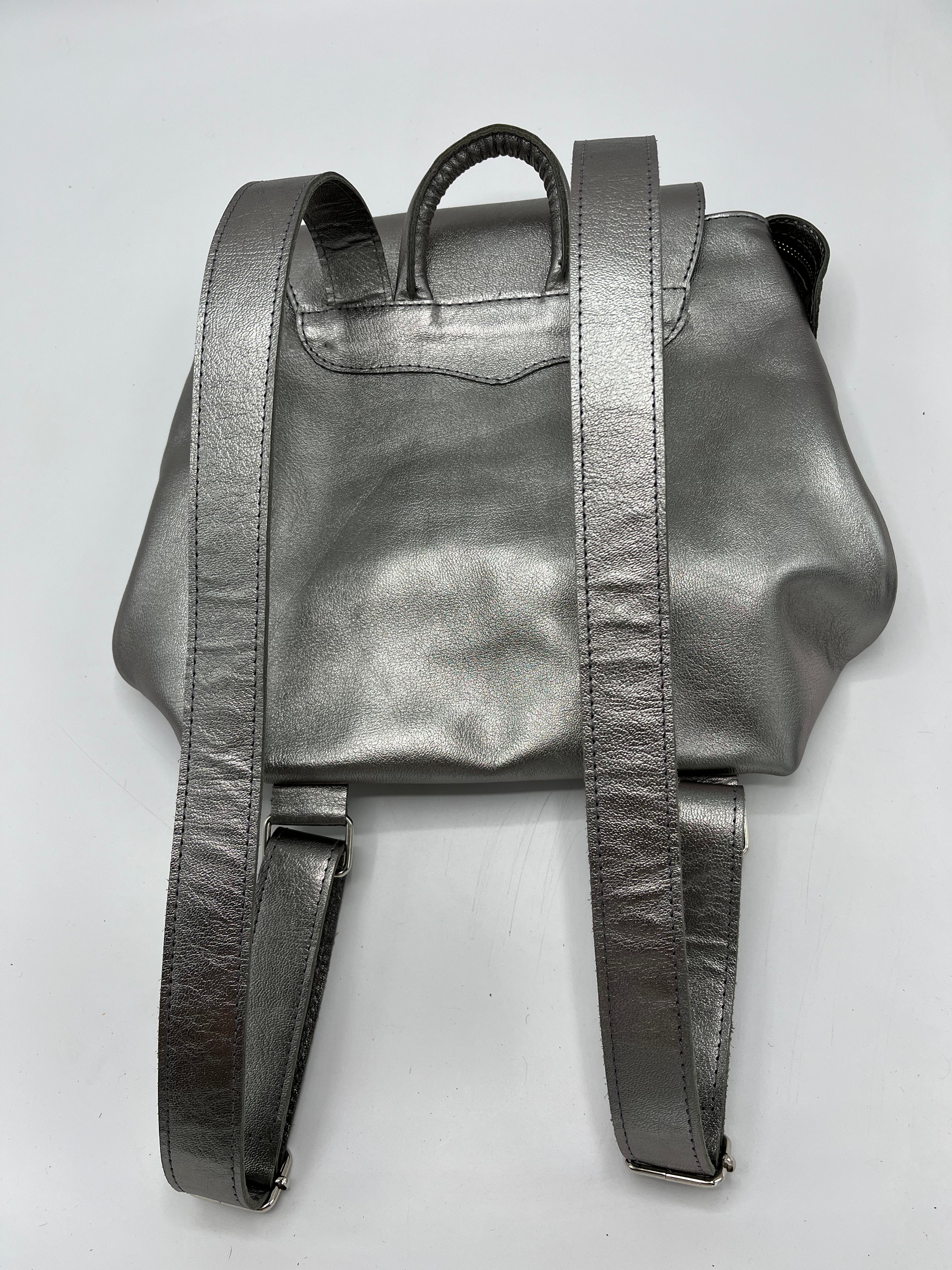 Mochila cuero color plata