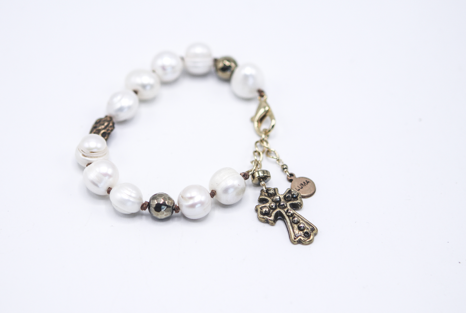 Pulsera perlas y cruz