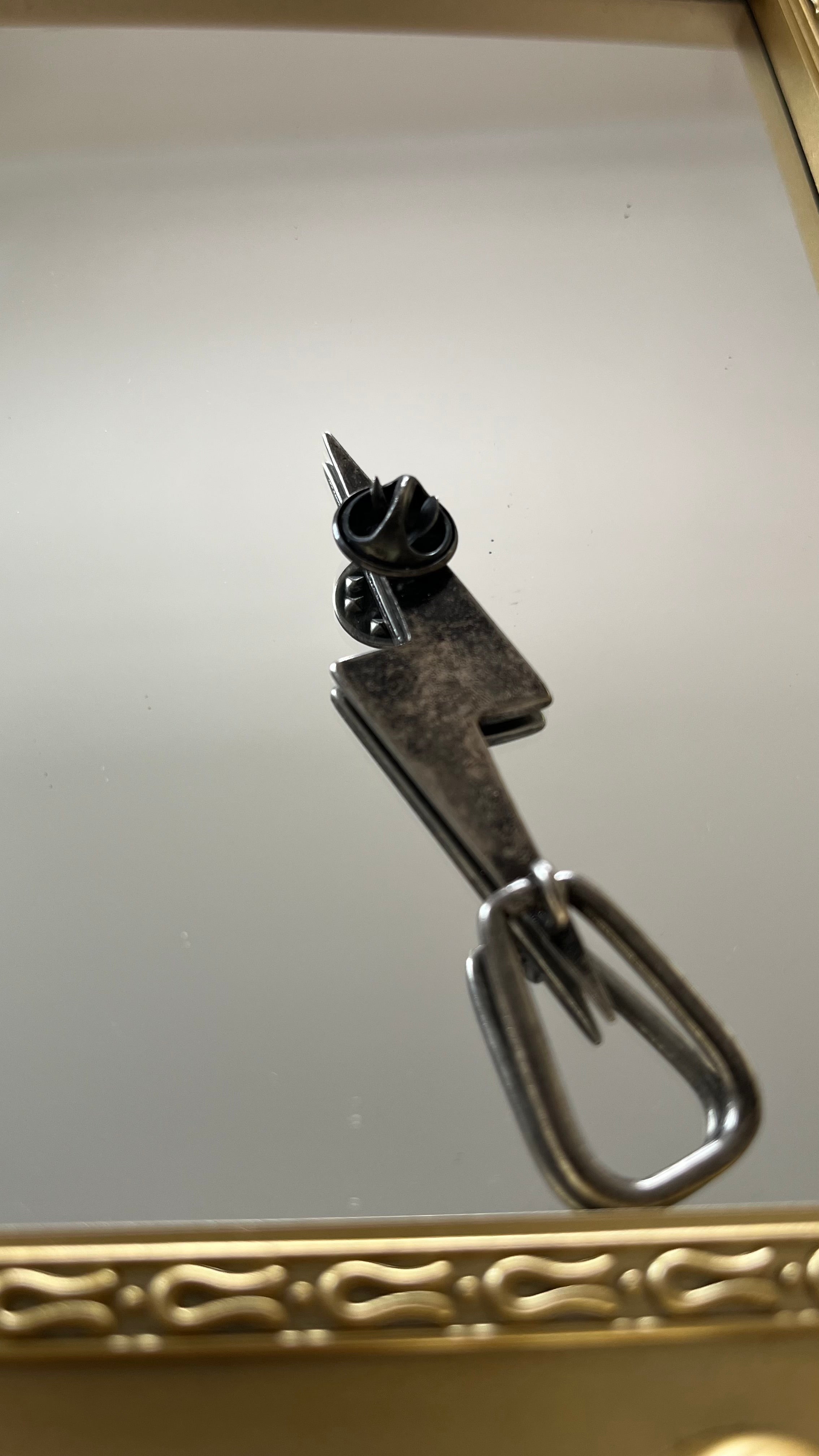 Pin porta anteojo color plata vieja