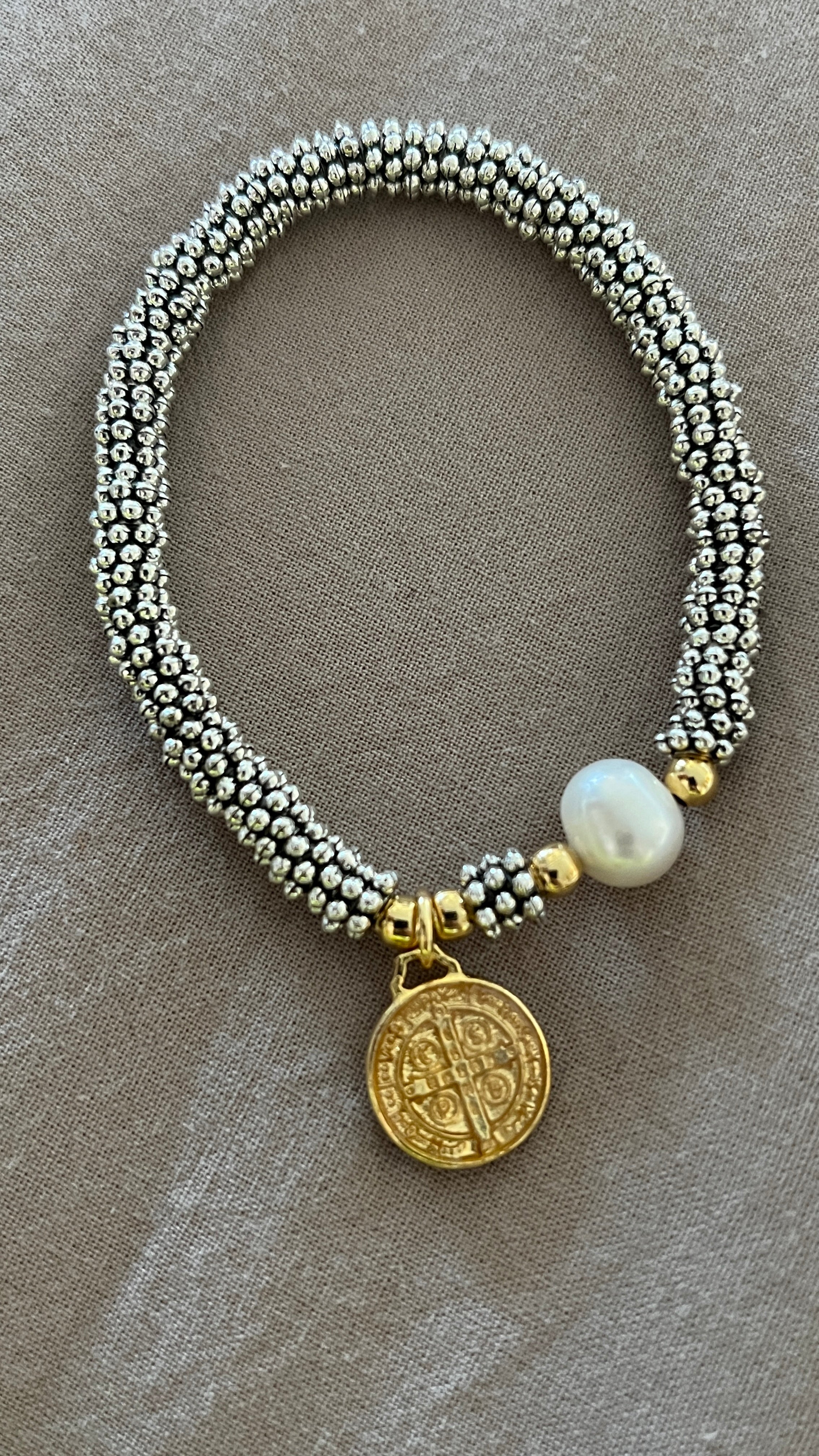 Pulsera San Benito dorada