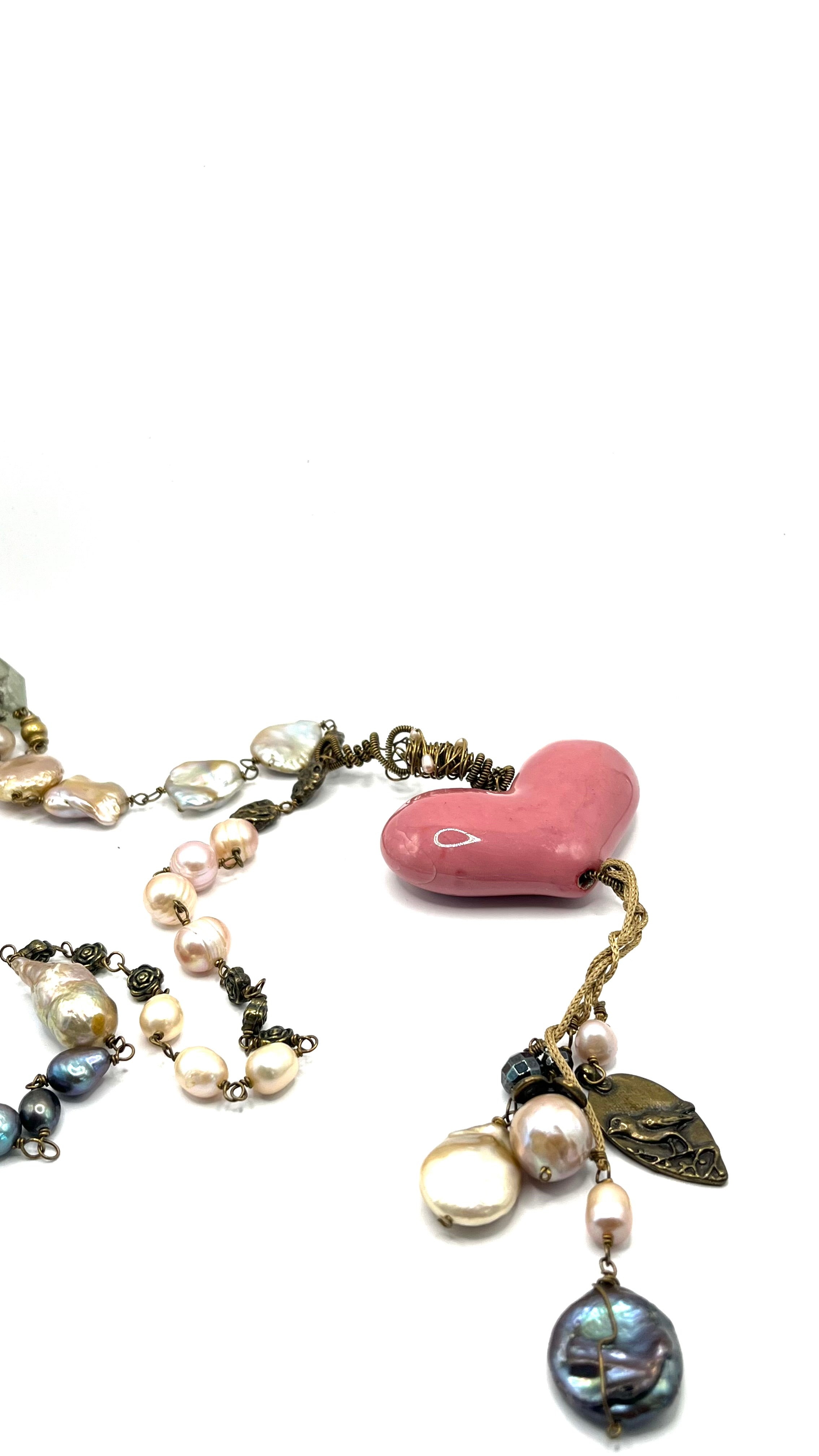 Collar de perlas y corazón rosado