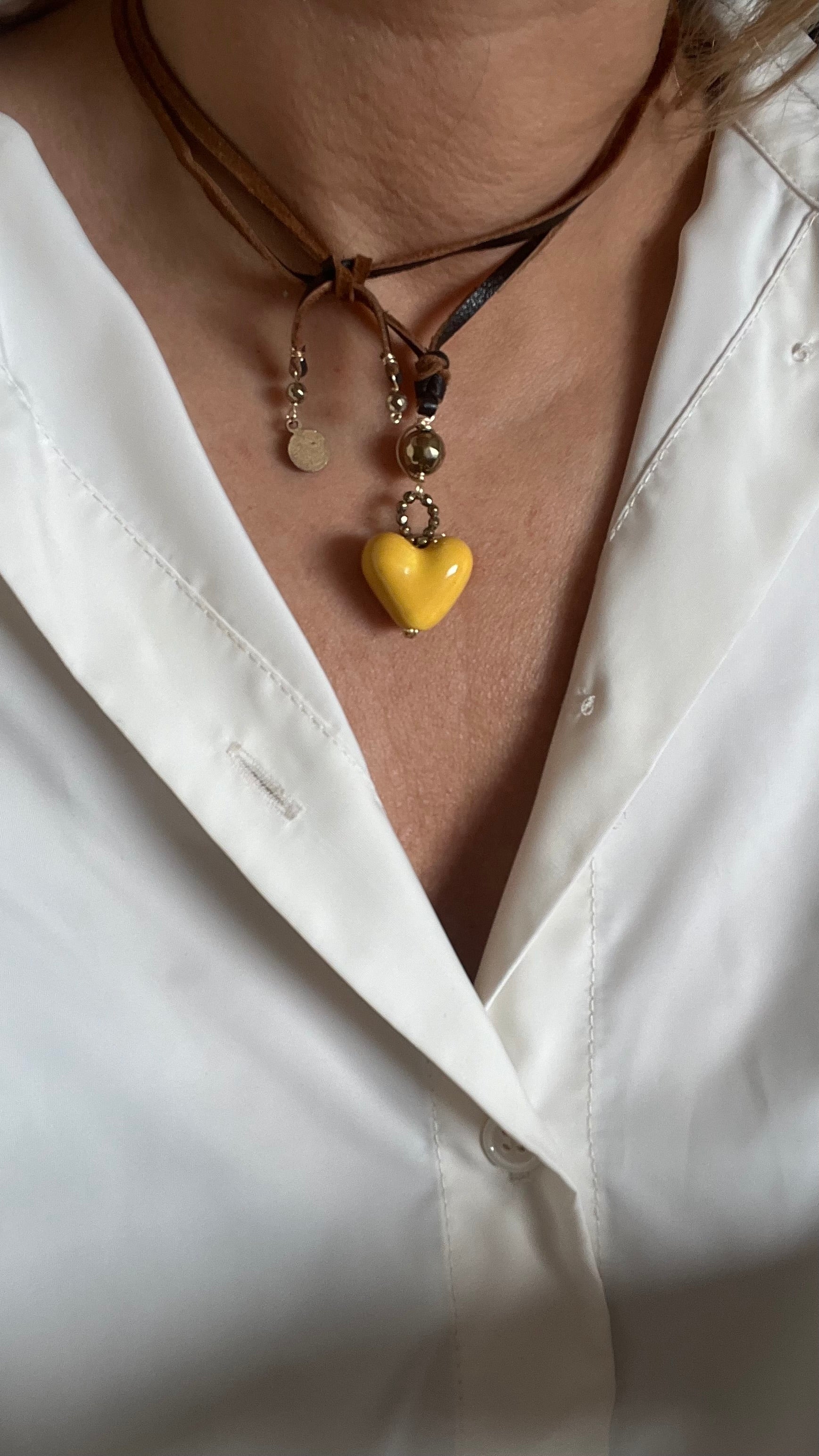 Collar de cuero con corazón amarillo y pirita
