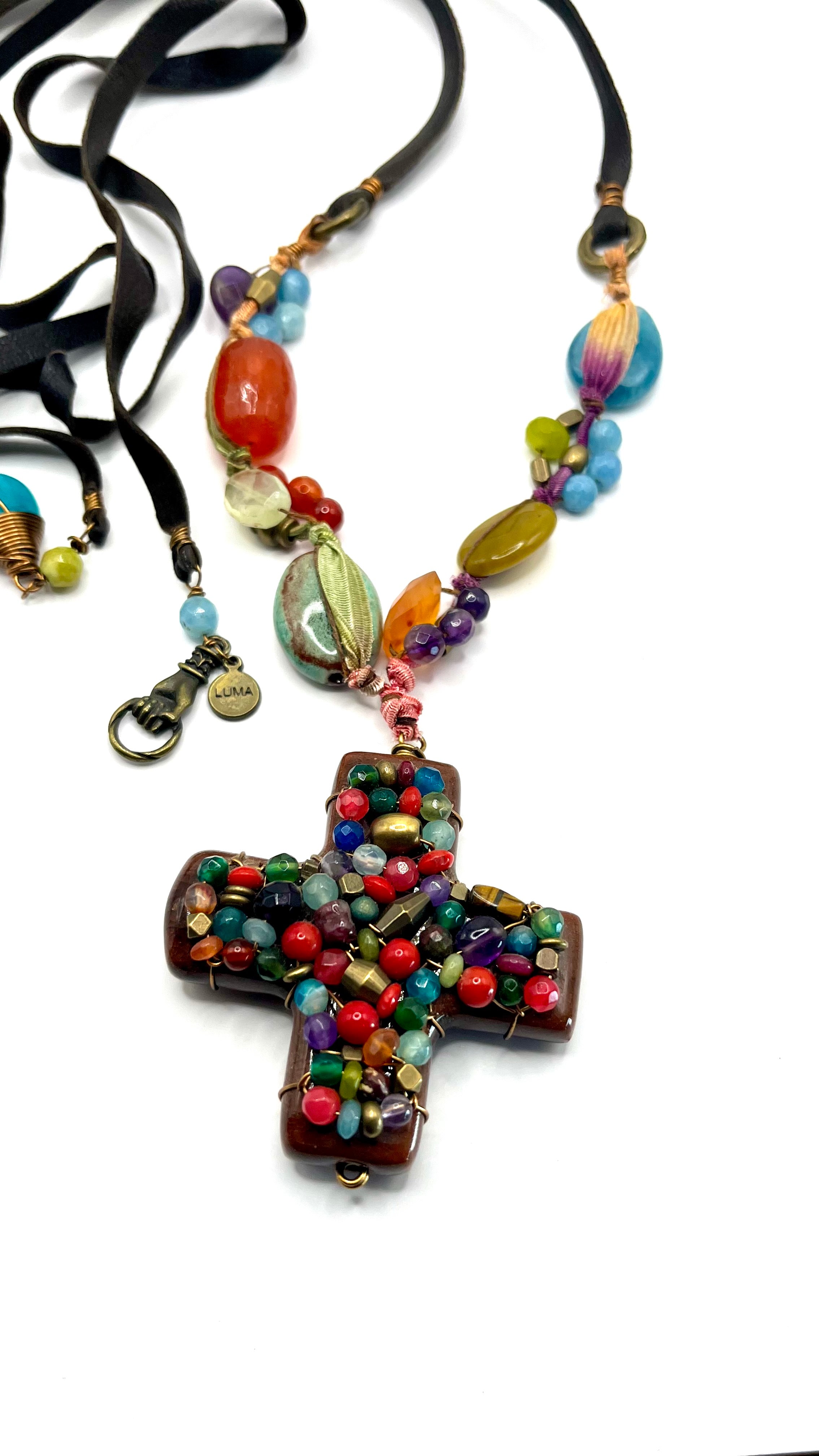 Collar cruz con piedras semipreciosas