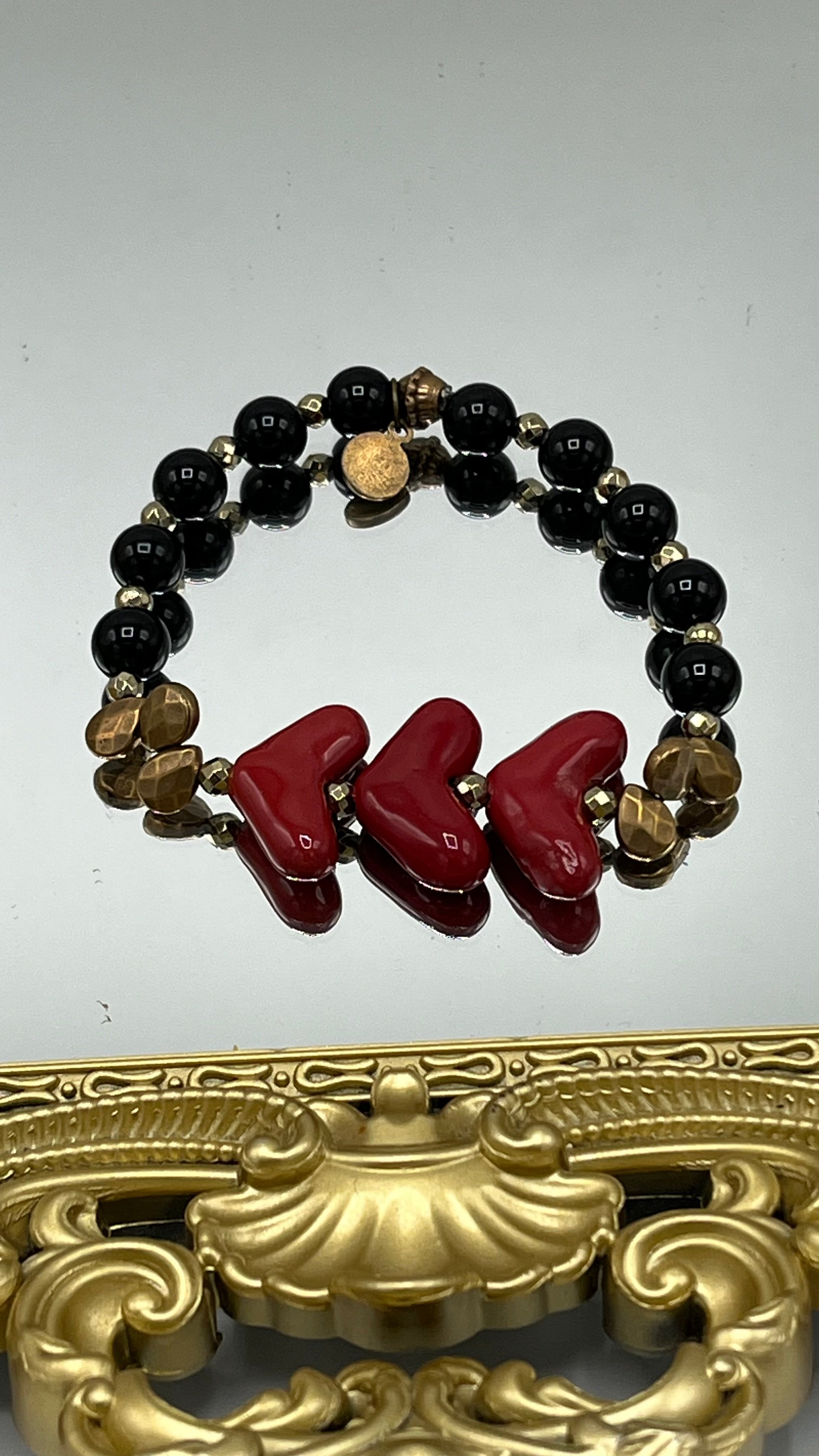 Pulsera elasticada ónix negro y corazones