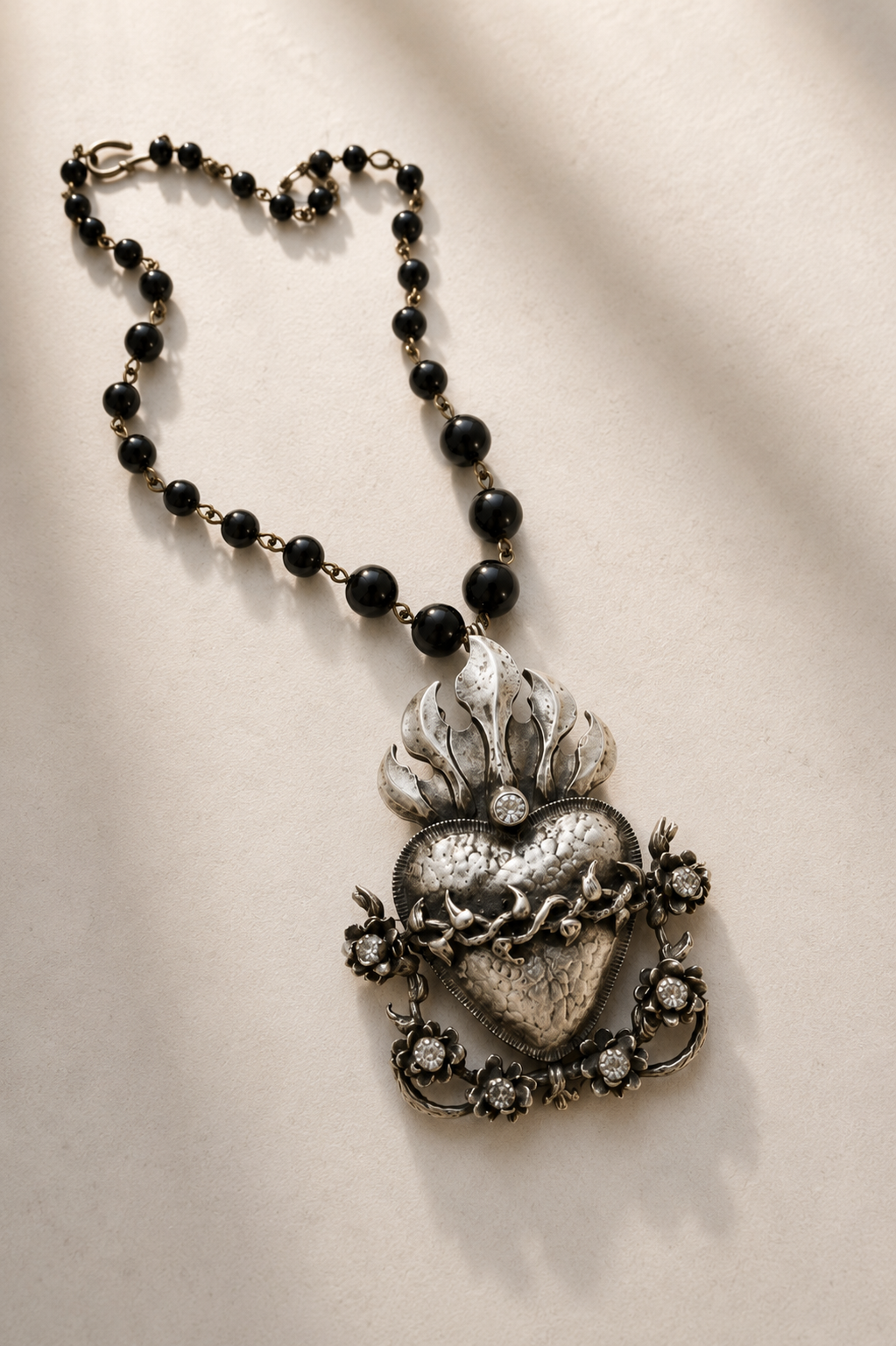 Collar Sagrado Corazón y piedras