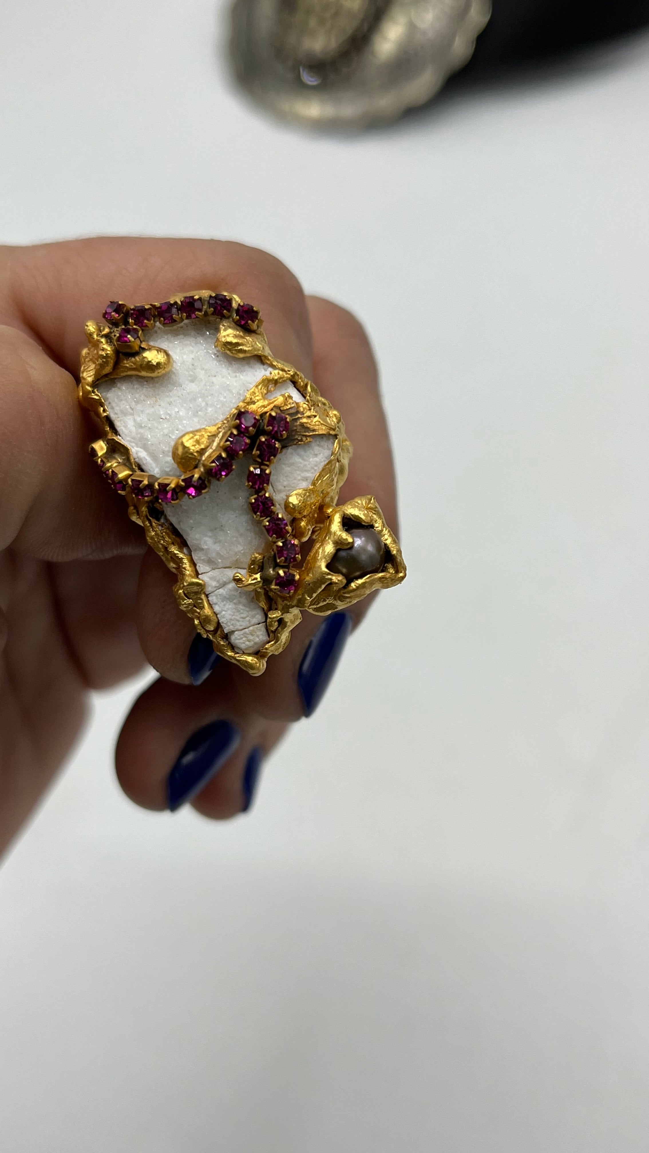 Anillo Barroco piedra drusa con cristales engastados