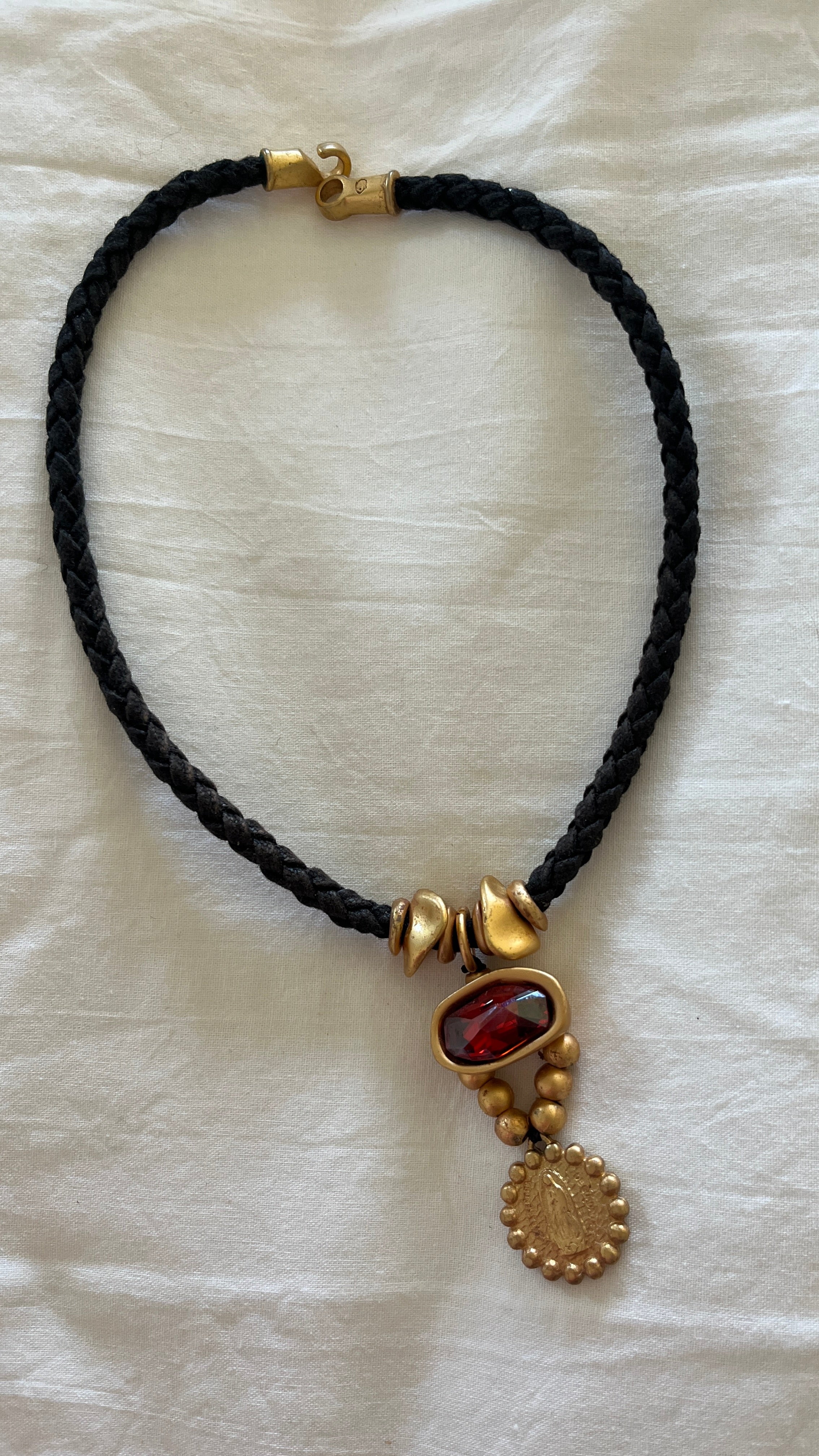 Collar virgen y cristal