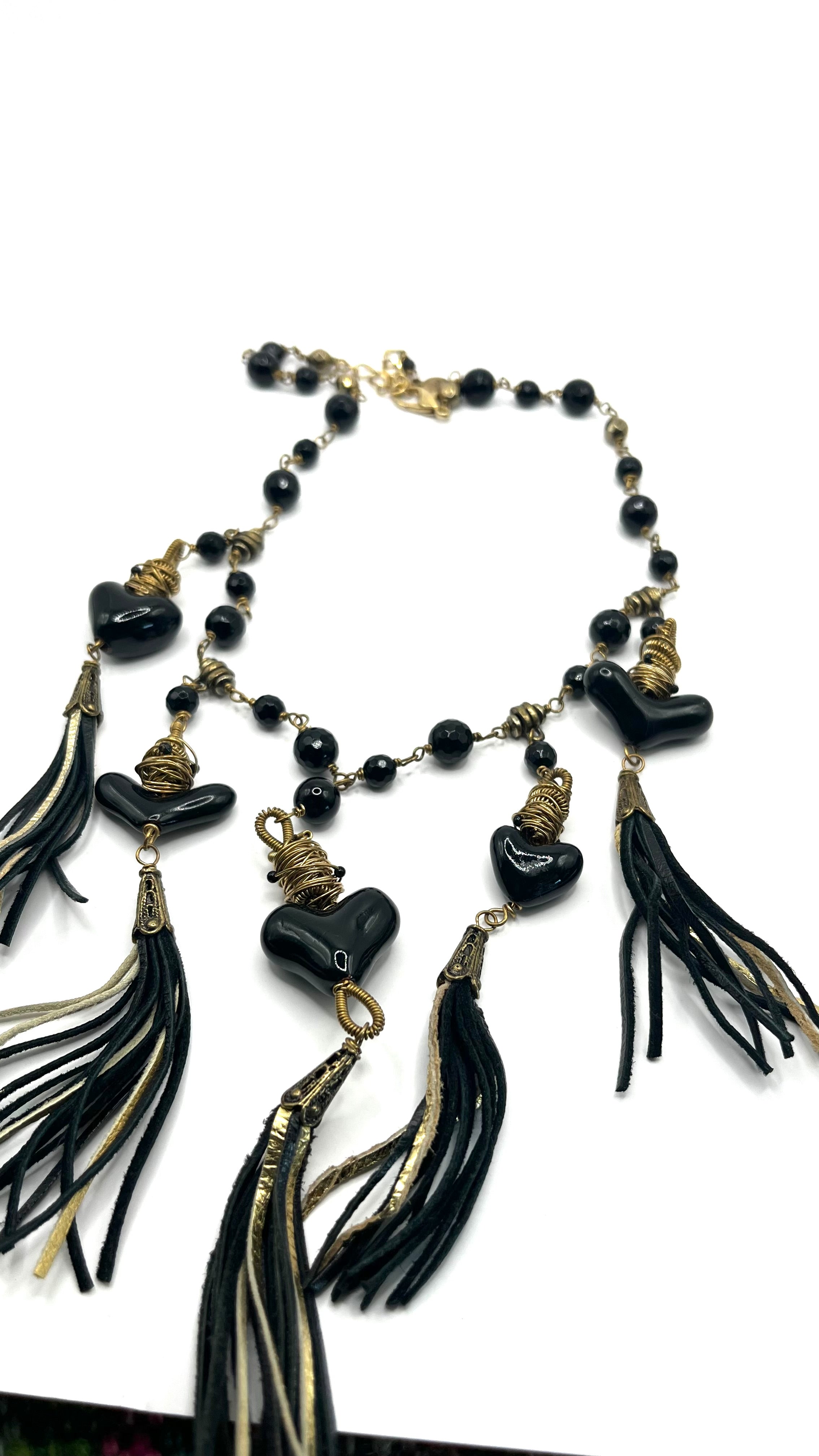 Collar de corazones y borlas