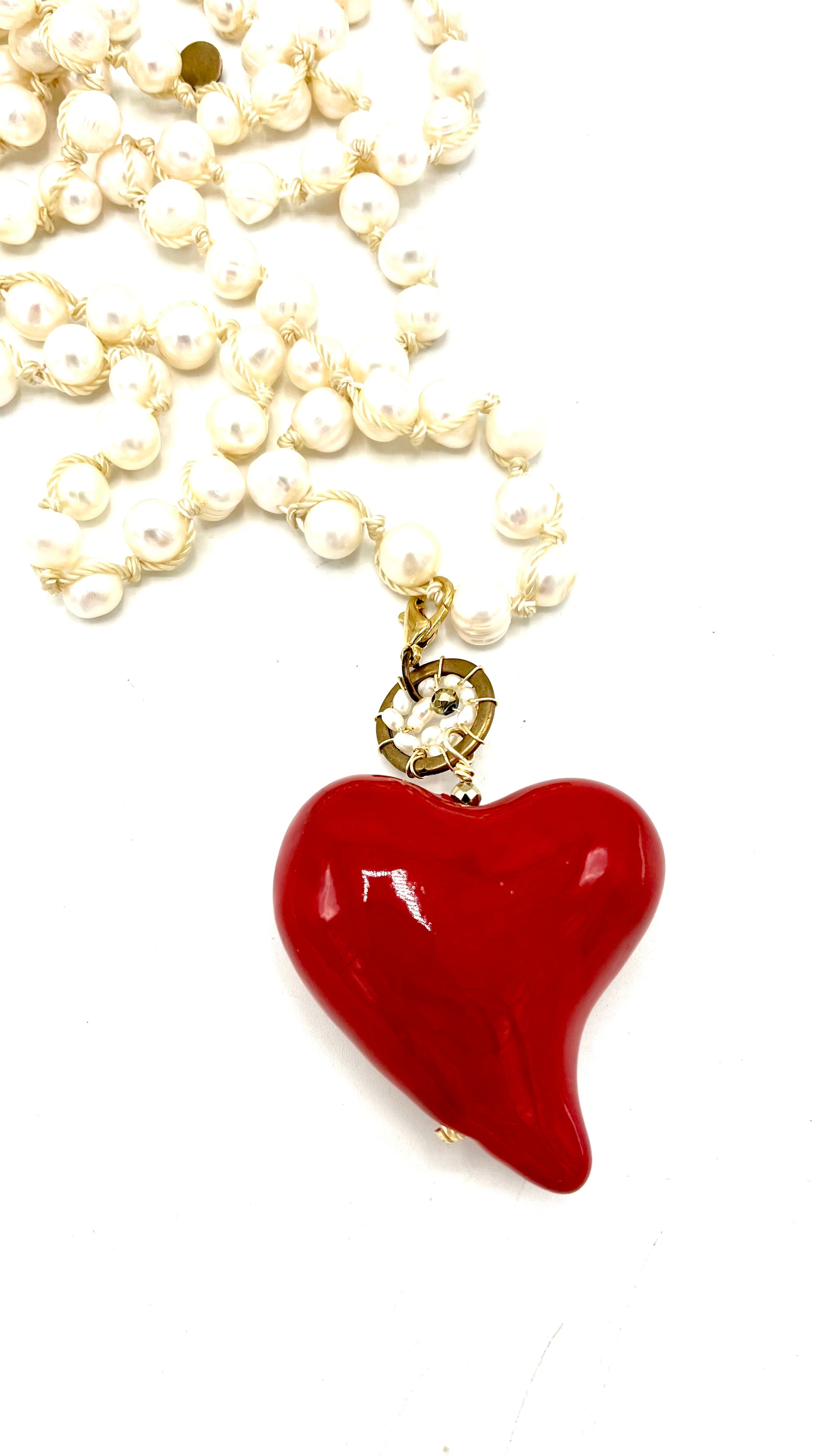 Collar largo de perlas con corazón curvo y atrapa sueños