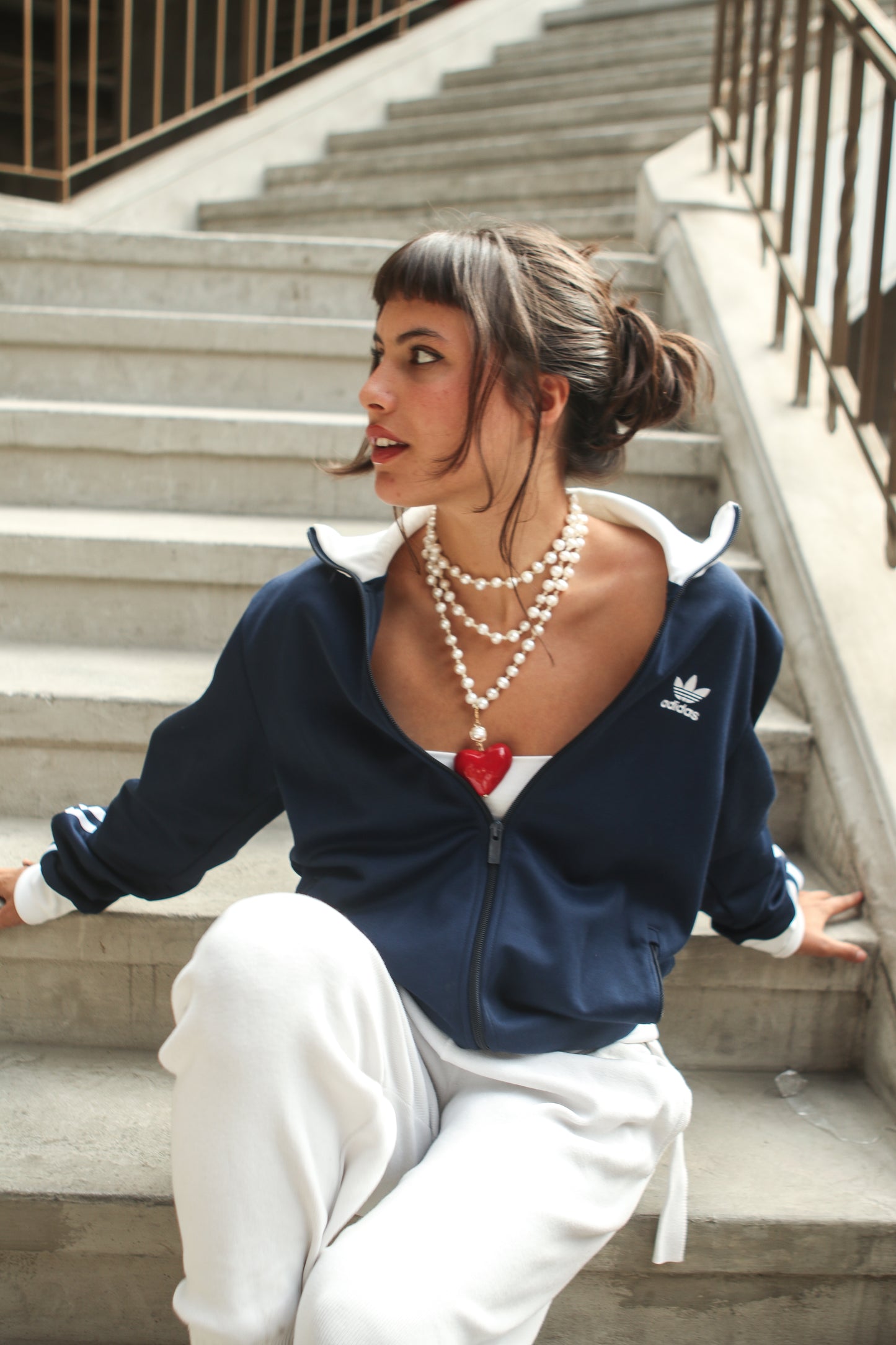 Collar de perlas anudadas y corazón