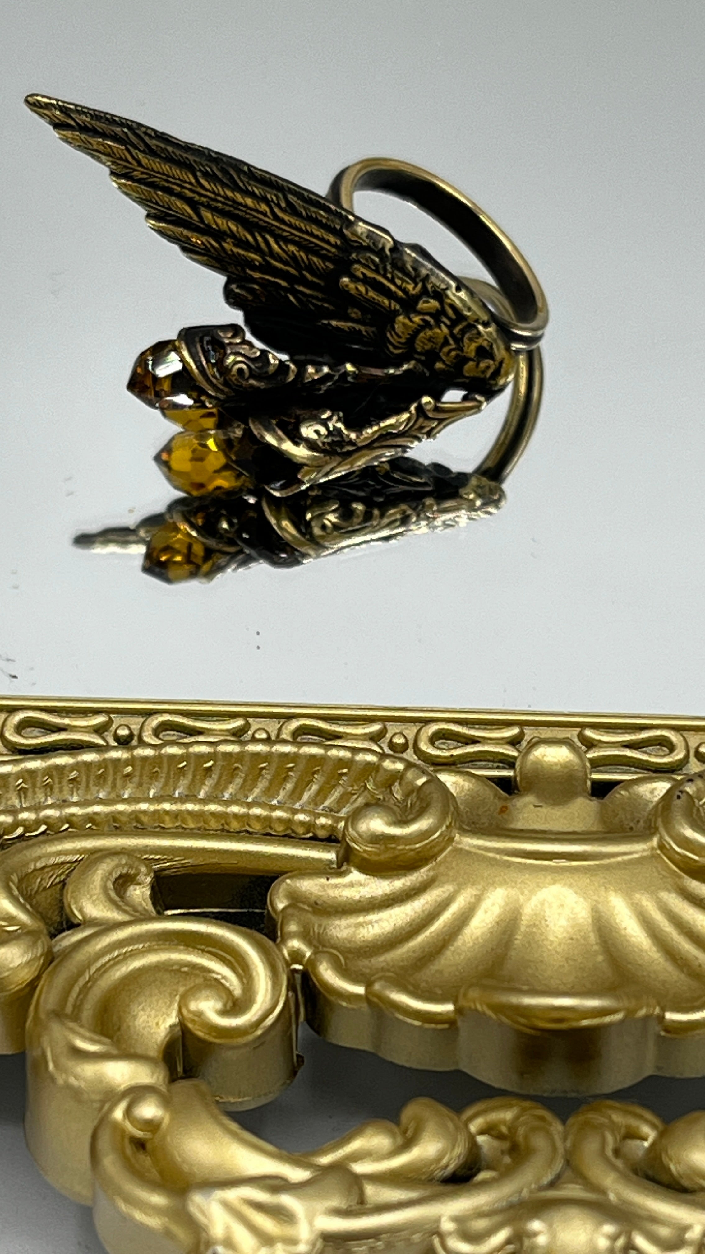 Anillo Ala y cristal