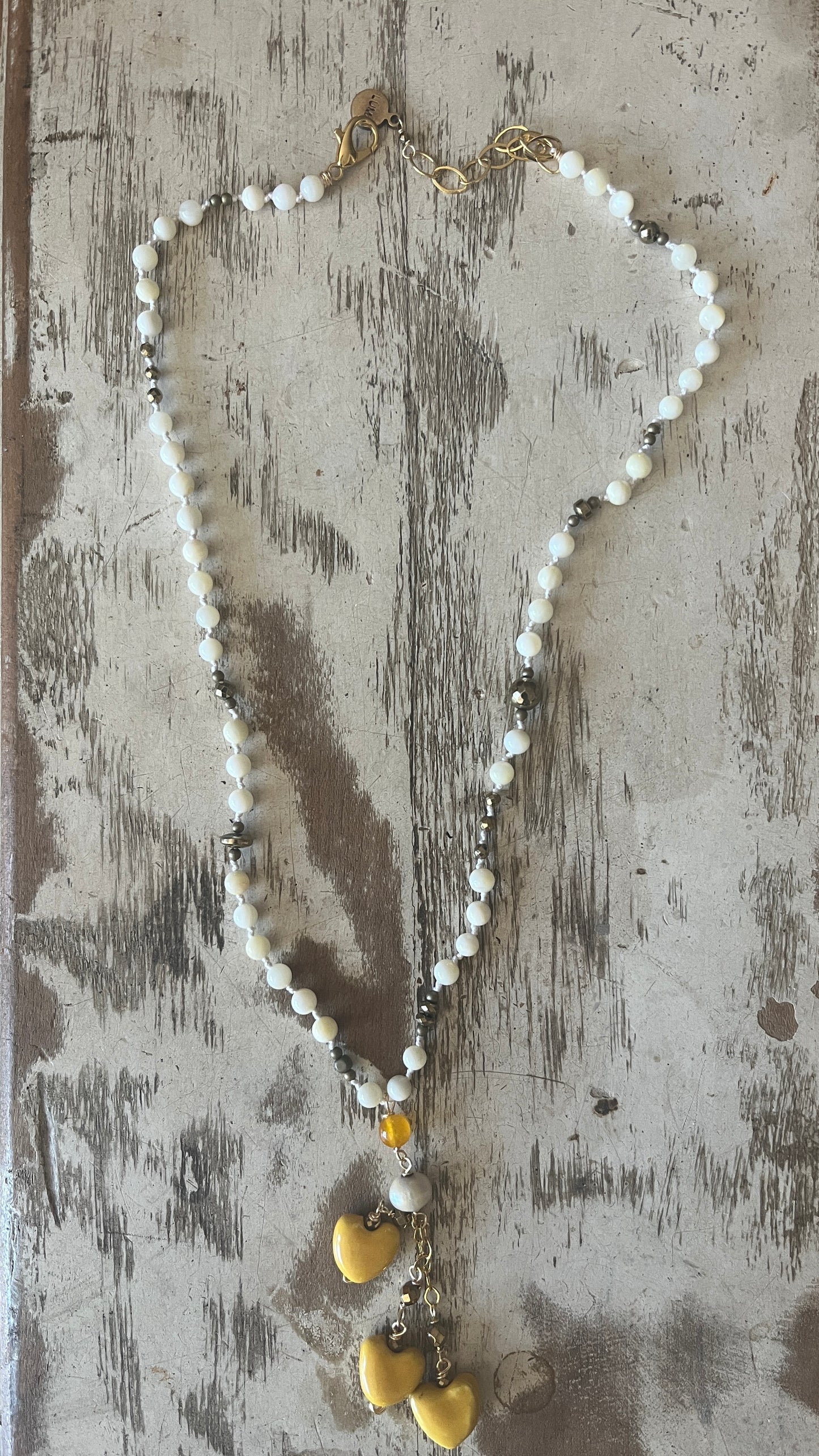 COLLAR PIEDRAS Y CORAZONES AMARILLOS