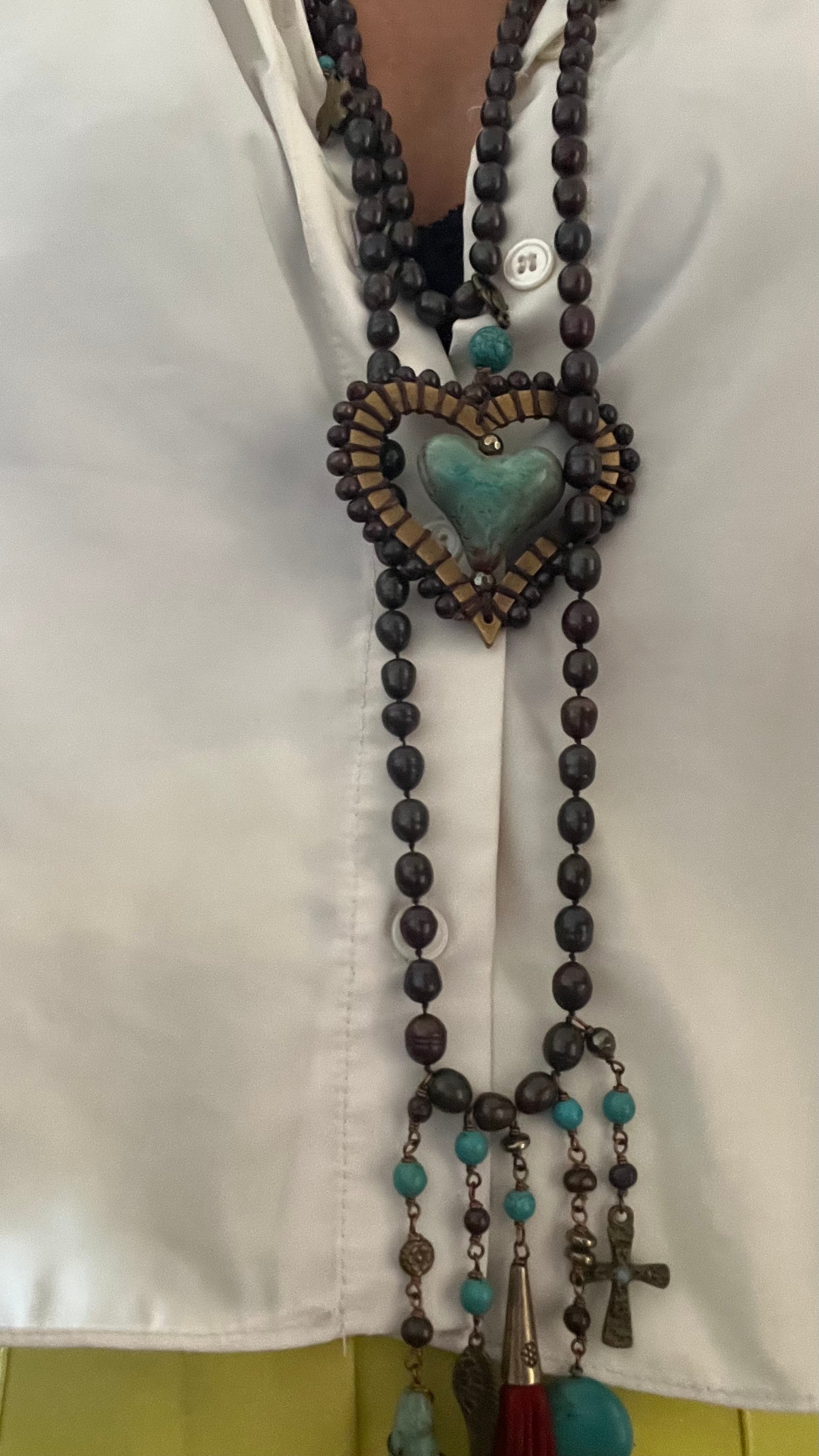 Collar largo de perlas y corazón