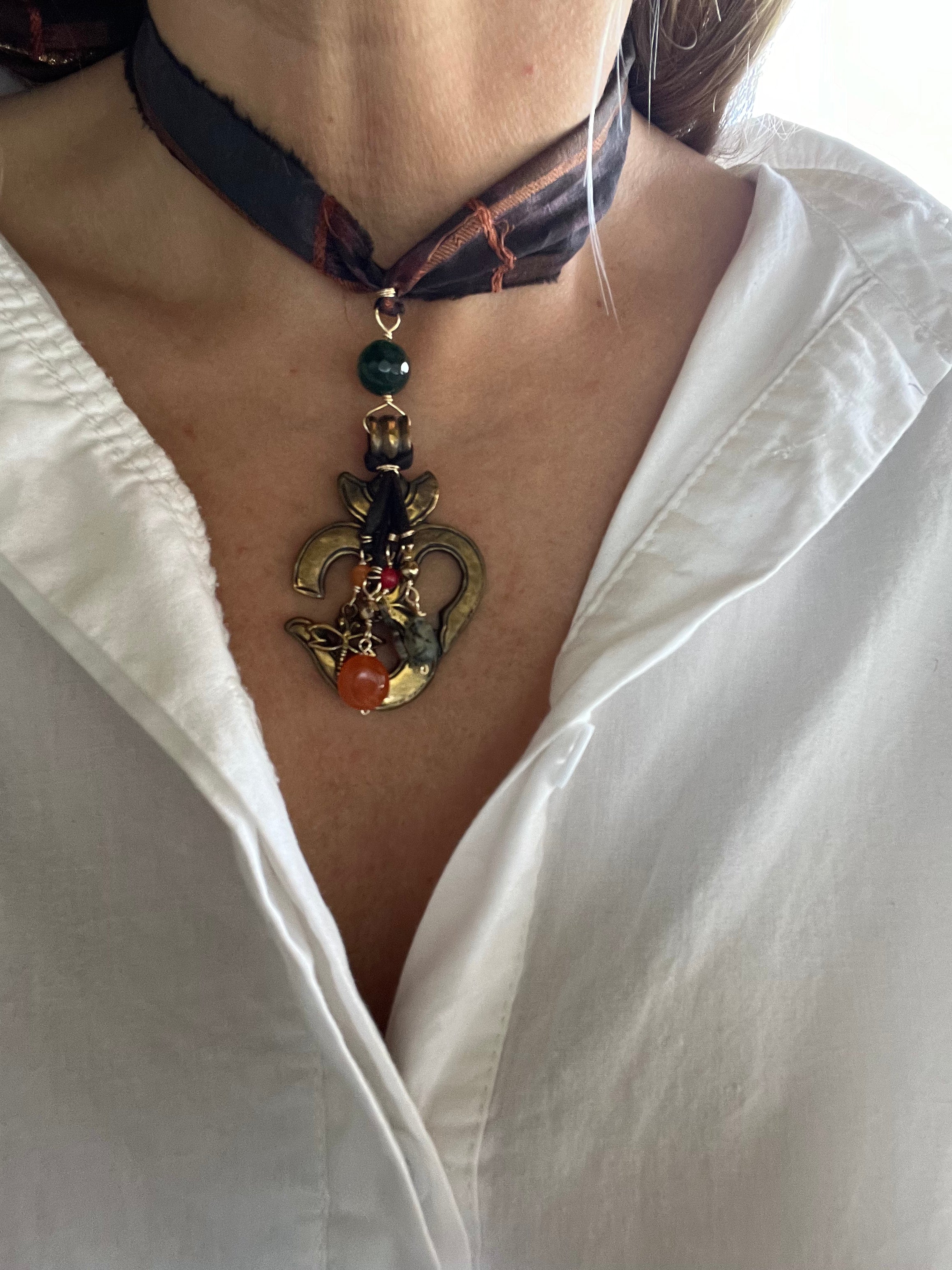 Collar símbolo Om con piedras