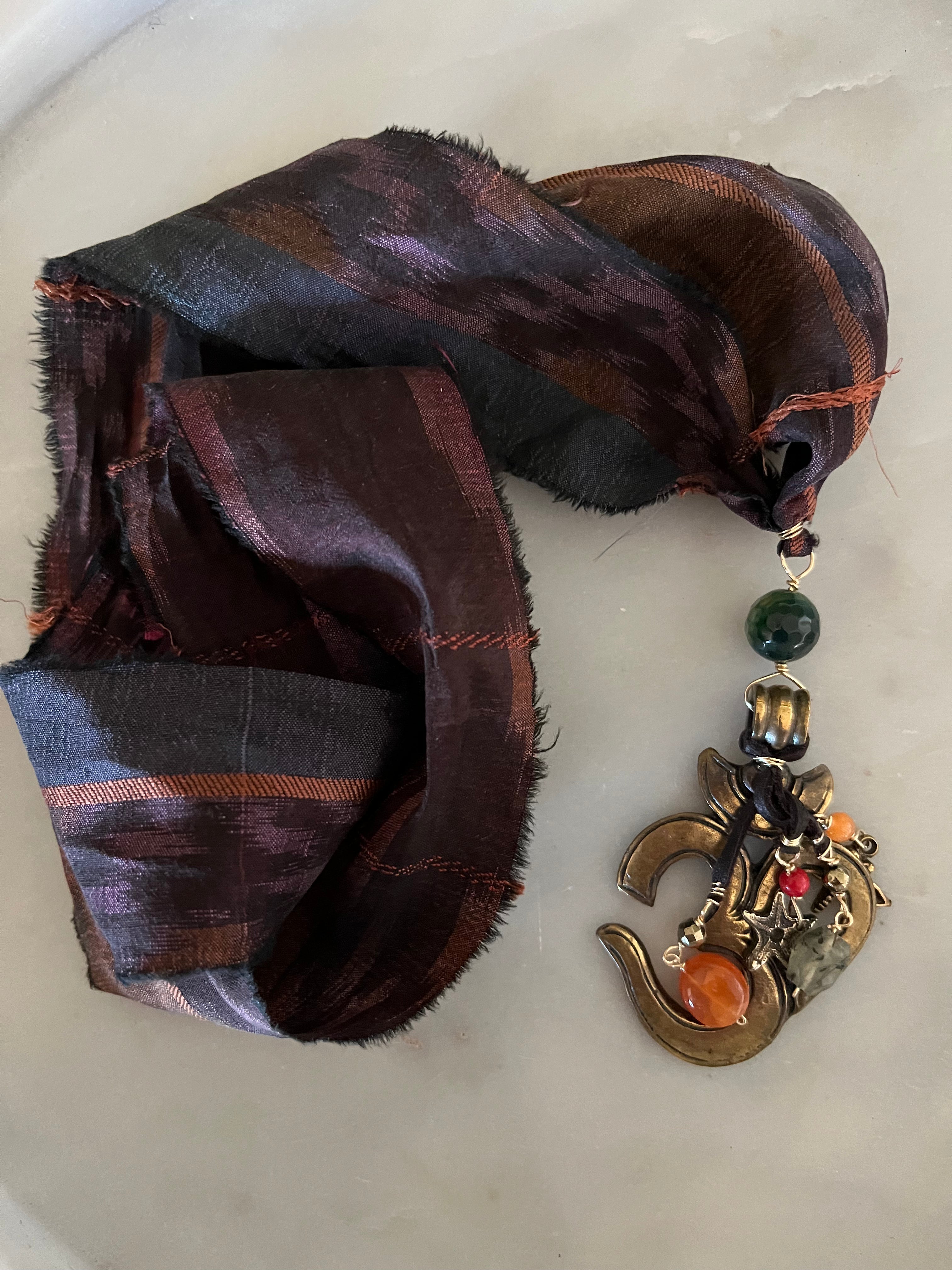 Collar símbolo Om con piedras