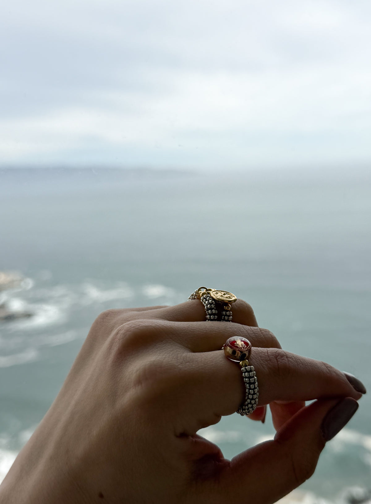 Anillo elasticado  Medalla San Benito con fondo rojo