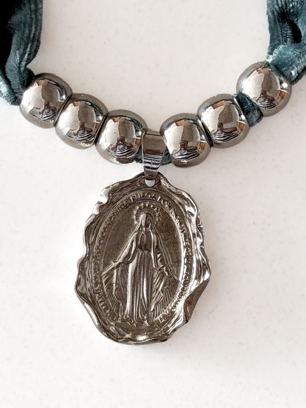 Collar Virgen de los Rayos, cinta terciopelo verde agua