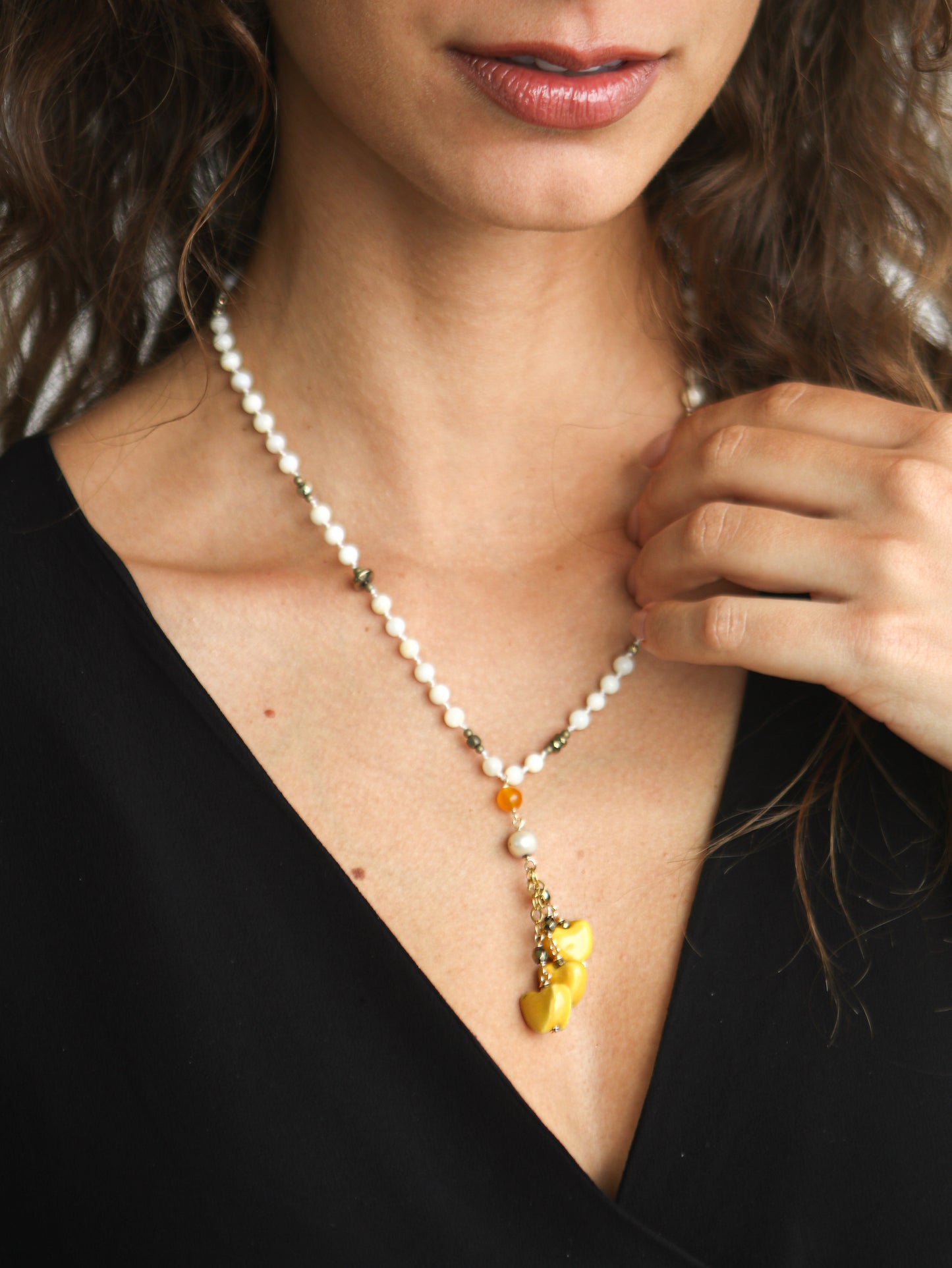 COLLAR PIEDRAS Y CORAZONES AMARILLOS