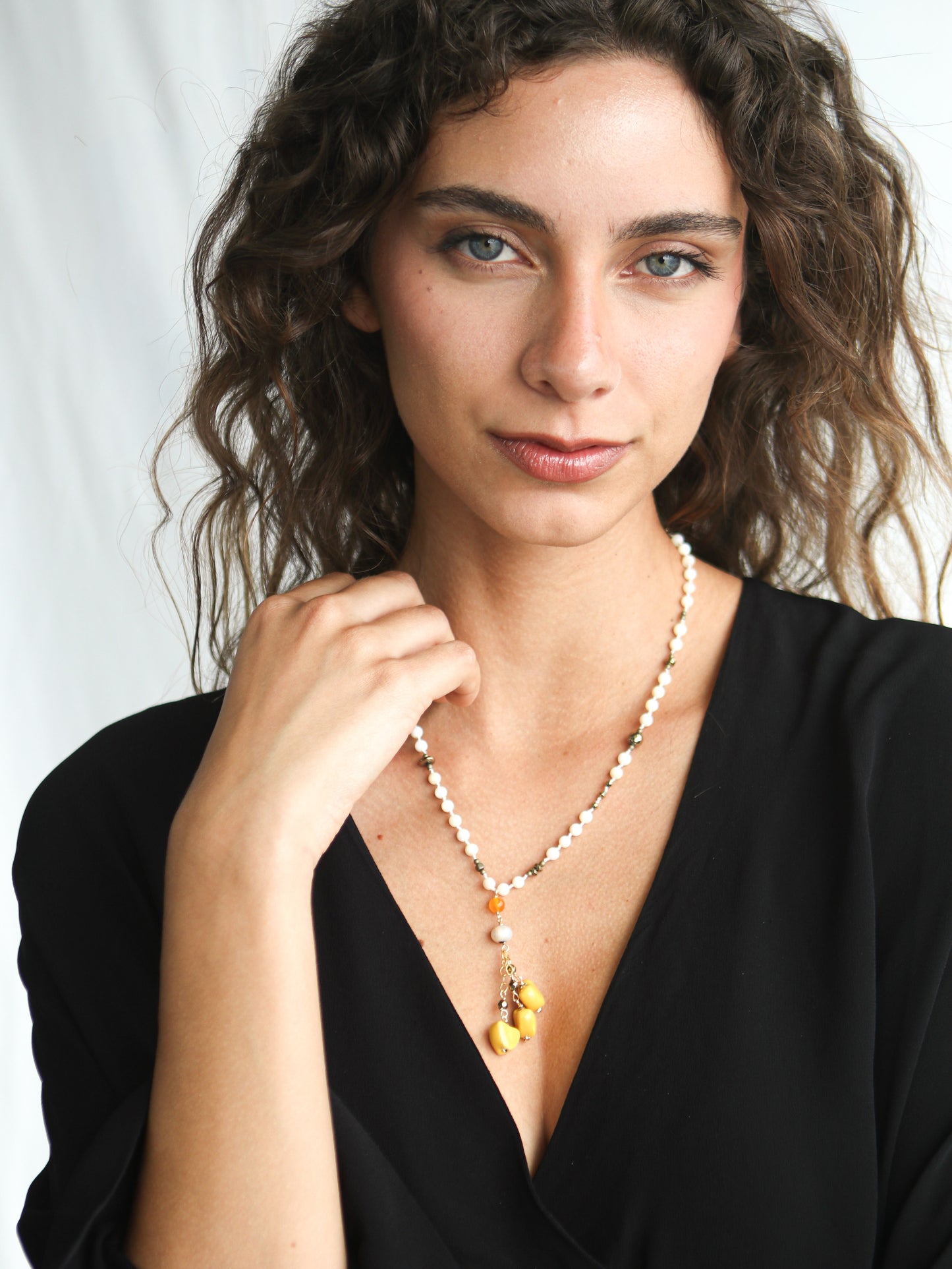 COLLAR PIEDRAS Y CORAZONES AMARILLOS