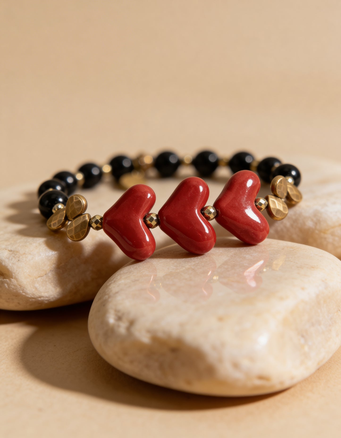 PULSERA DE ÓNIX NEGRO Y CORAZONES