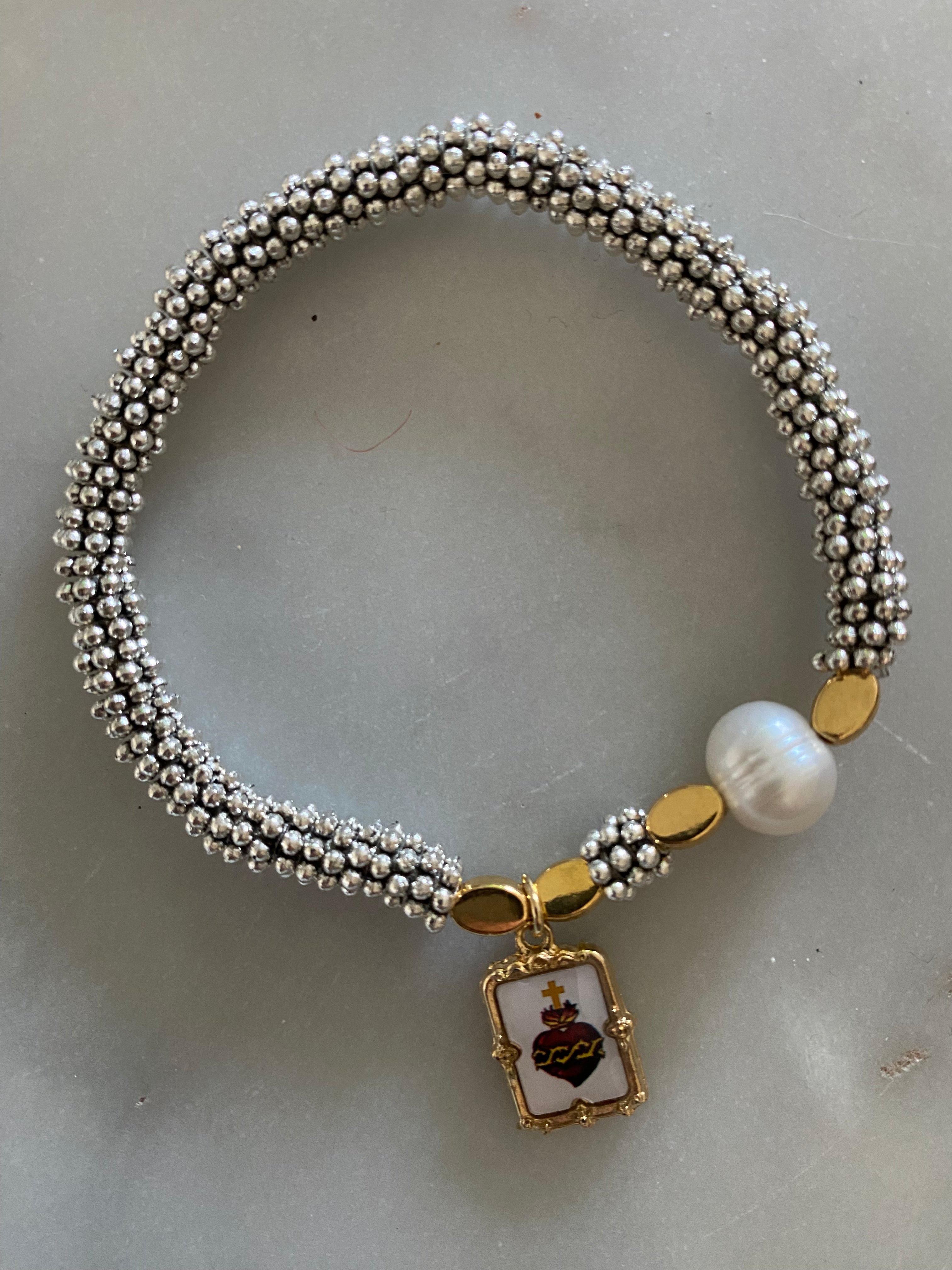 Pulsera elasticada mostacillas peltre con imagen Sagrado Corazón