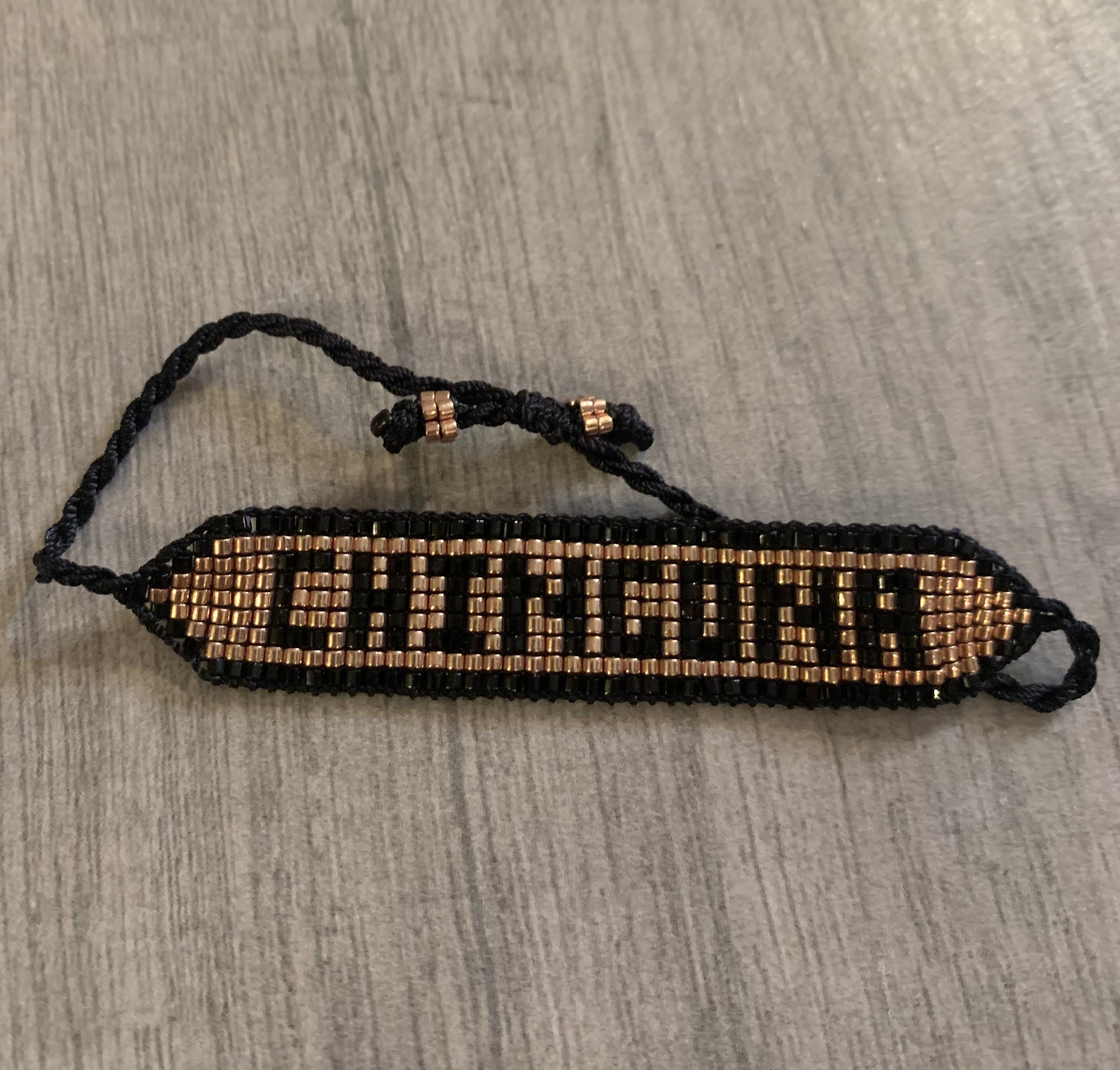 PULSERA CHINGONA NEGRA SOBRE DORADO