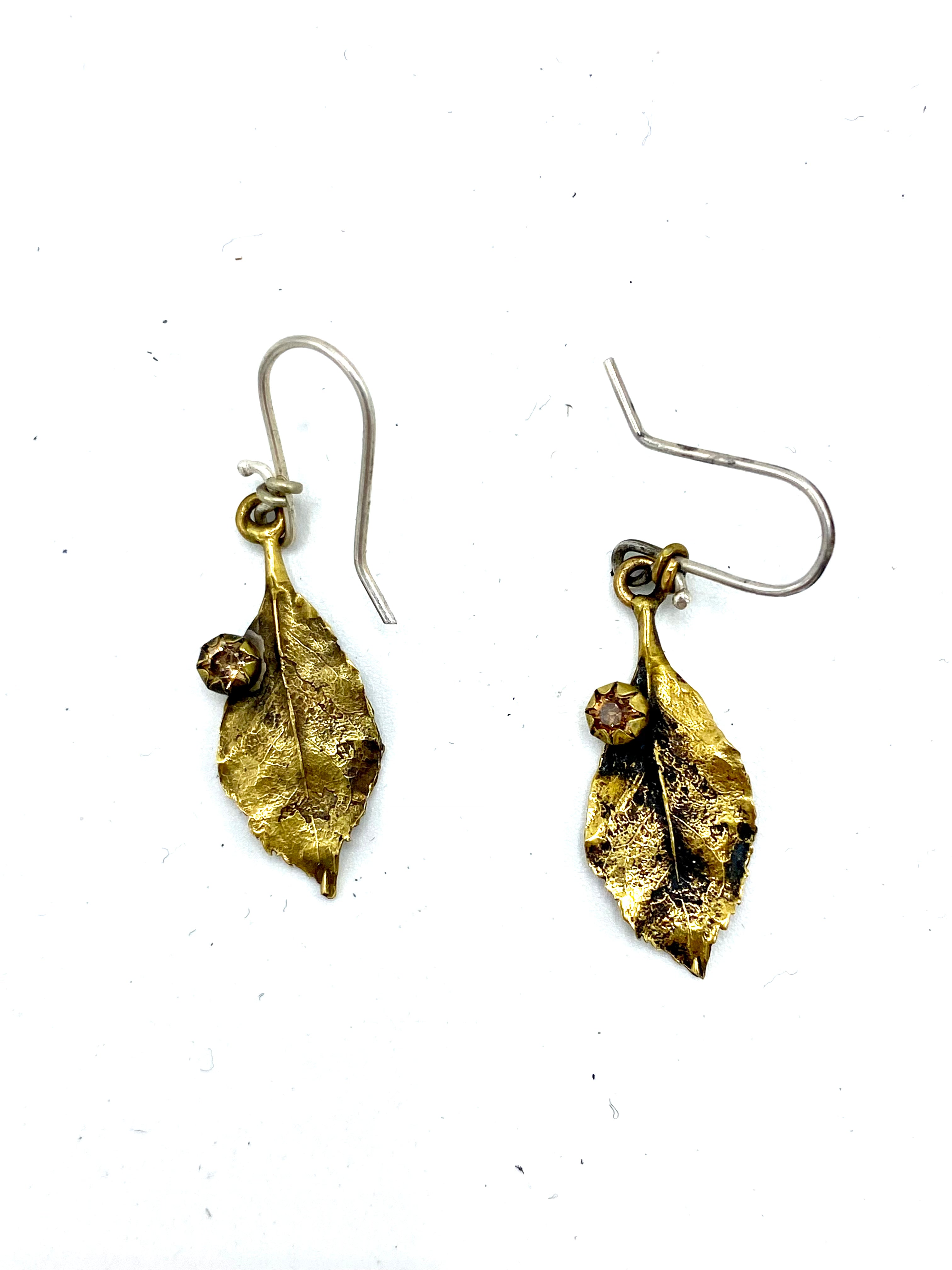 Aro de pequeña hoja con cristal engastado