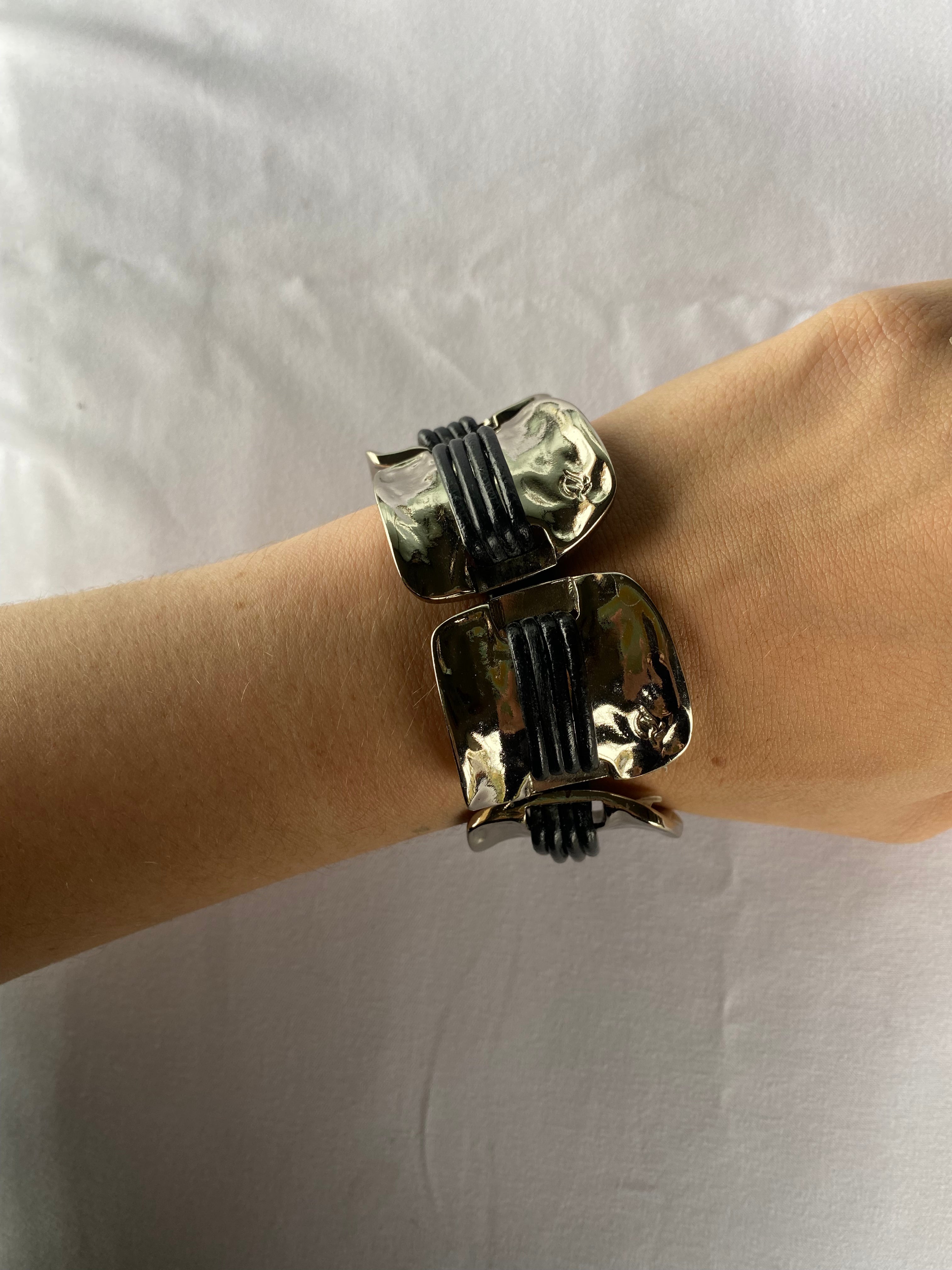 Pulsera plateada con cuero